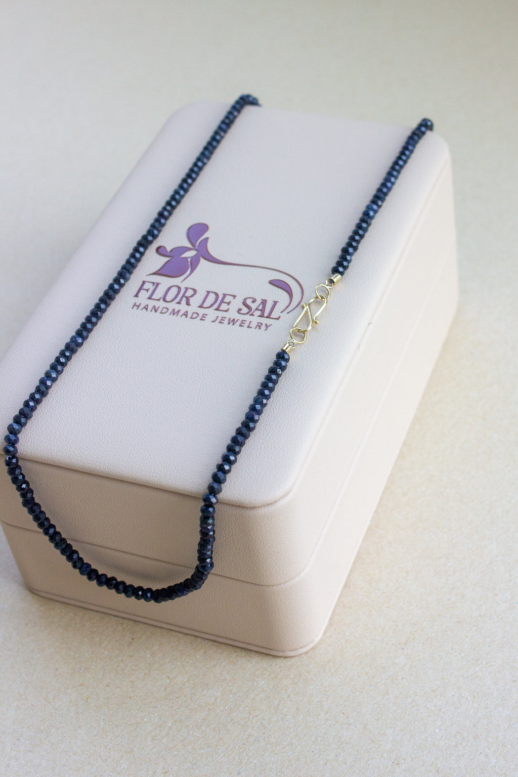 Colar em Safiras fecho infinito | ouro 18k