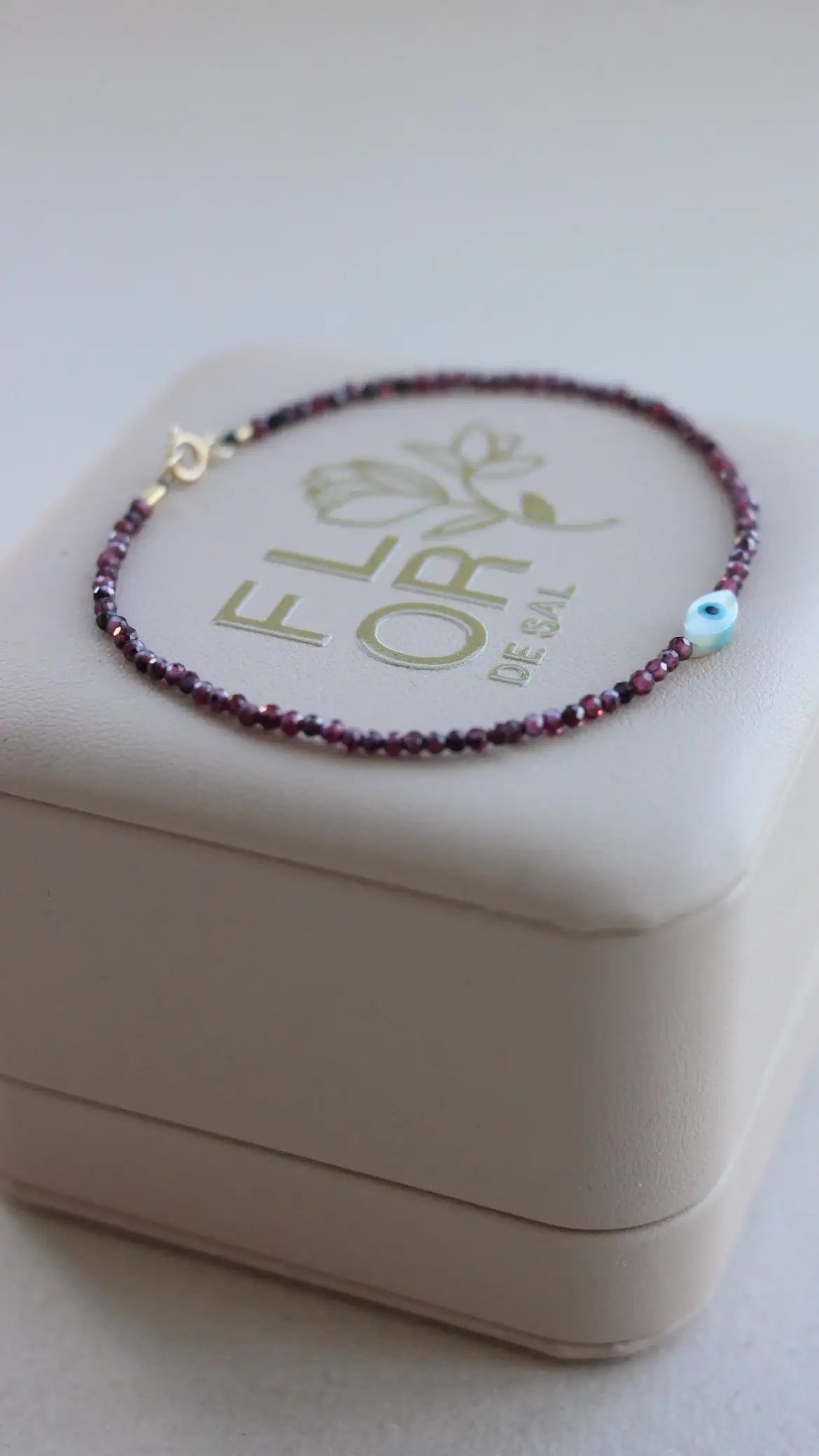 Pulseira Granada delicada em ouro 18k