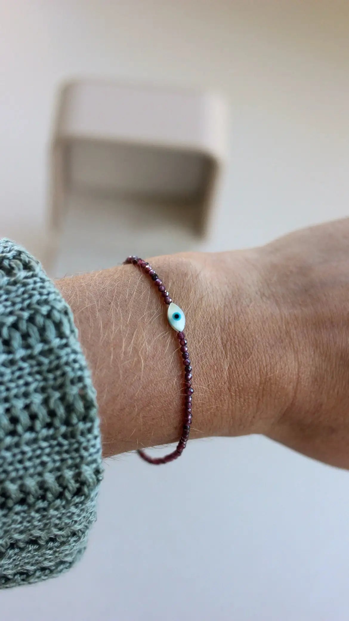 Pulseira Granada delicada em ouro 18k