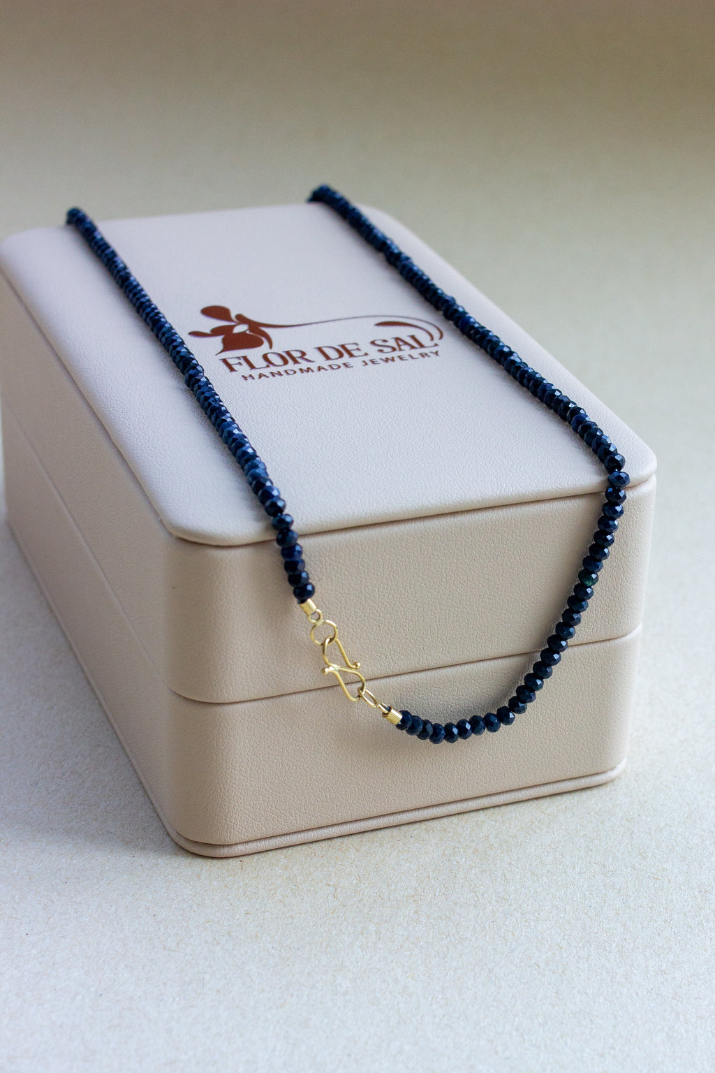 Colar em Safiras fecho infinito | ouro 18k