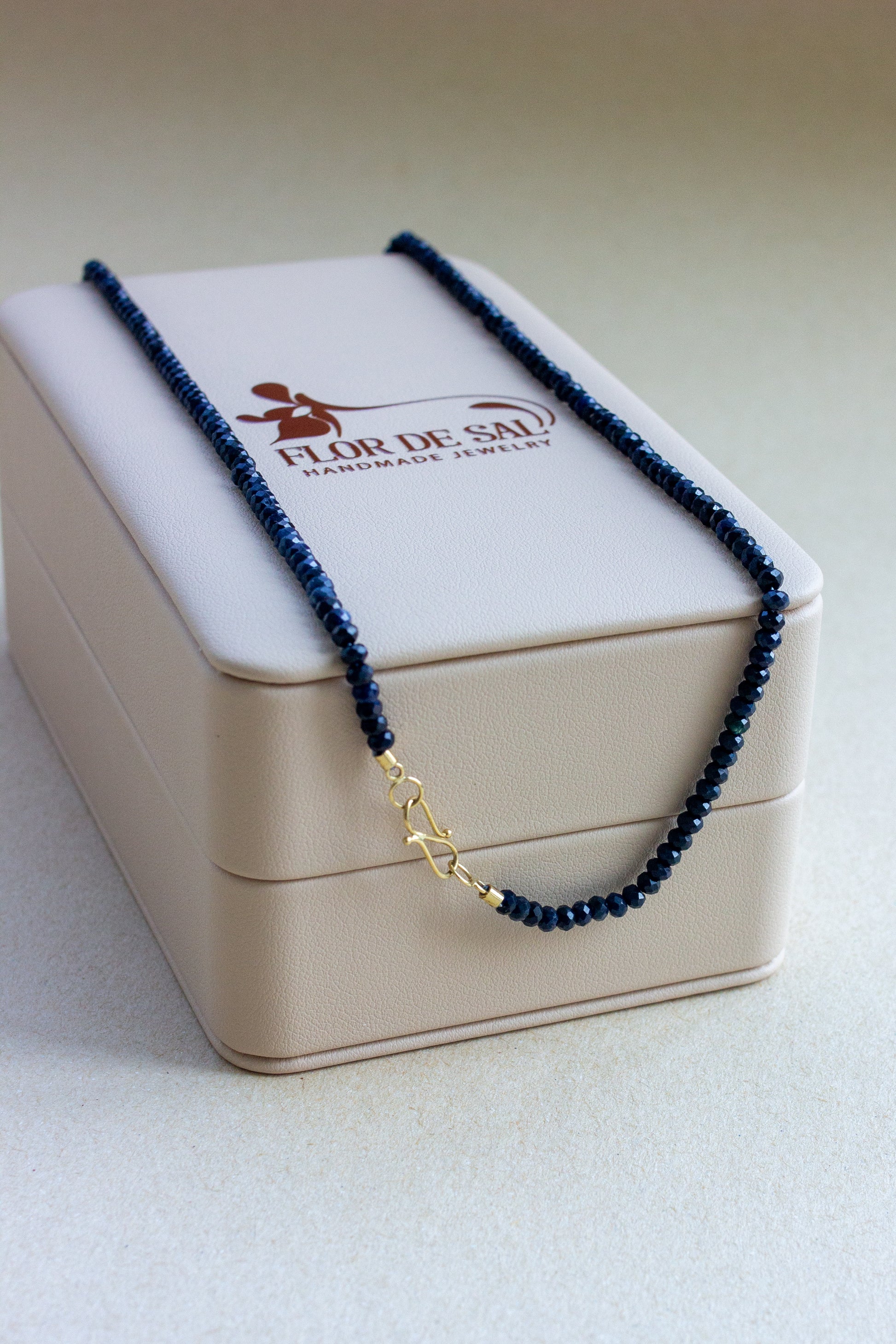 Colar em Safiras fecho infinito | ouro 18k