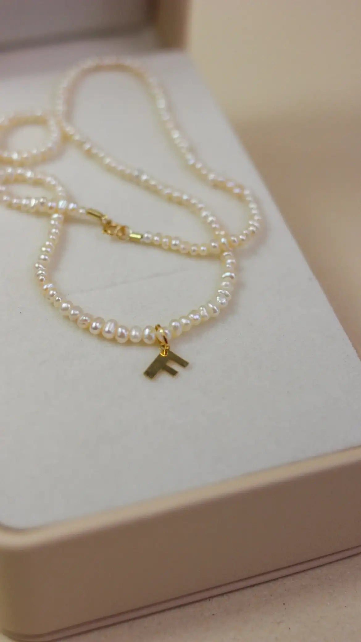 Colar mini pérolas linha ouro 18k