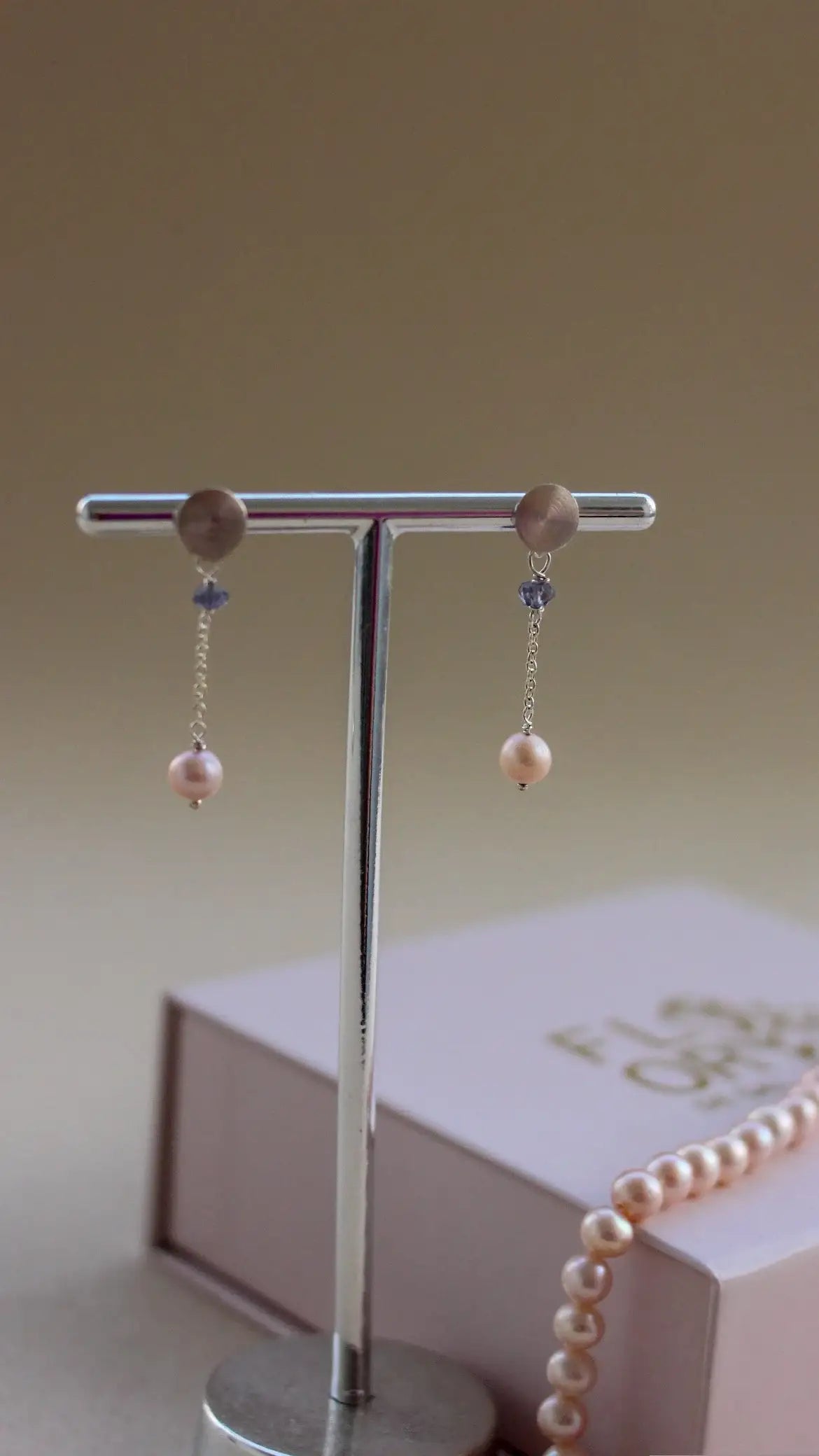 Brinco Amélia Iolita & Perola | Linha Prata