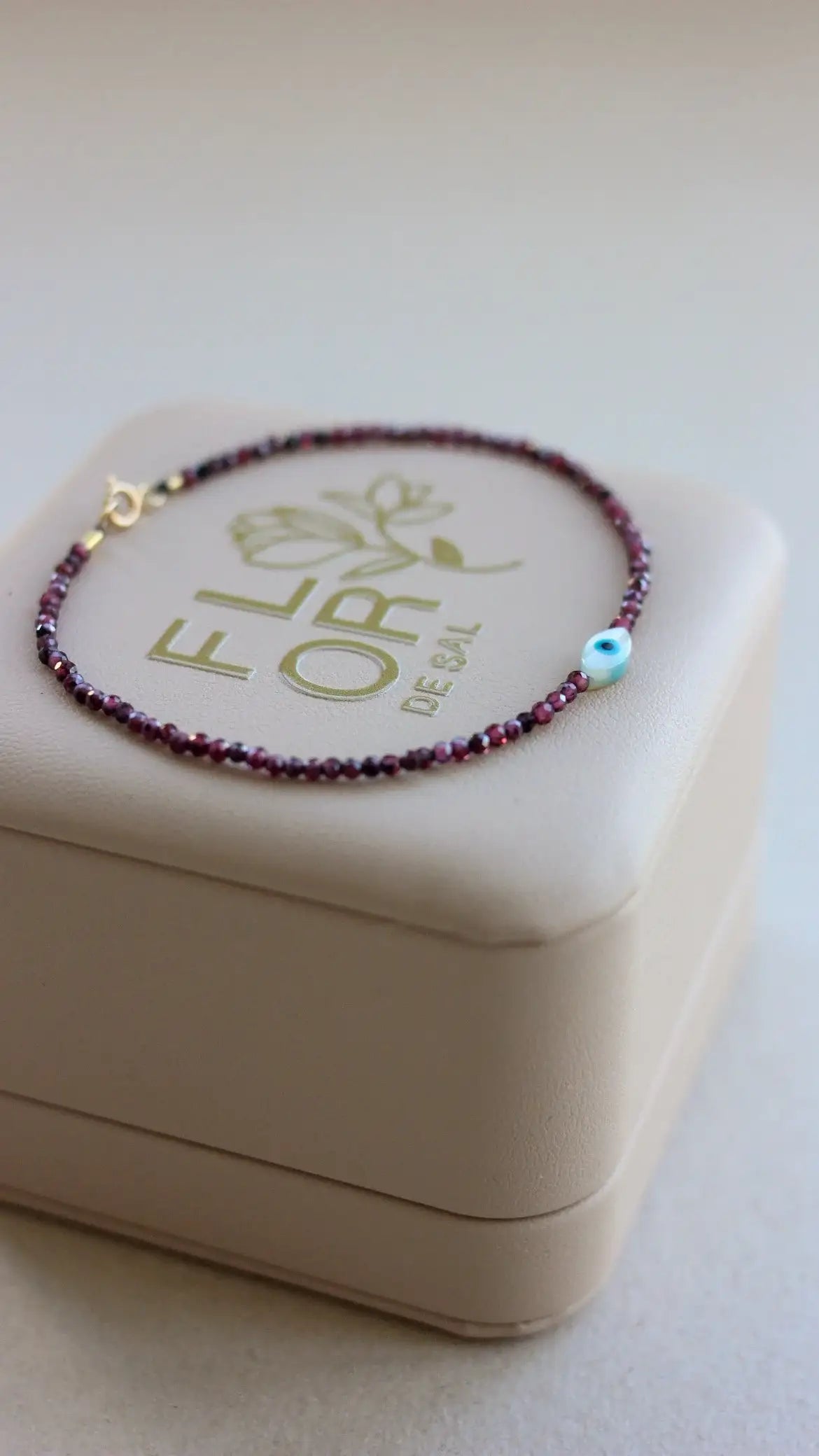 Pulseira Granada delicada em ouro 18k