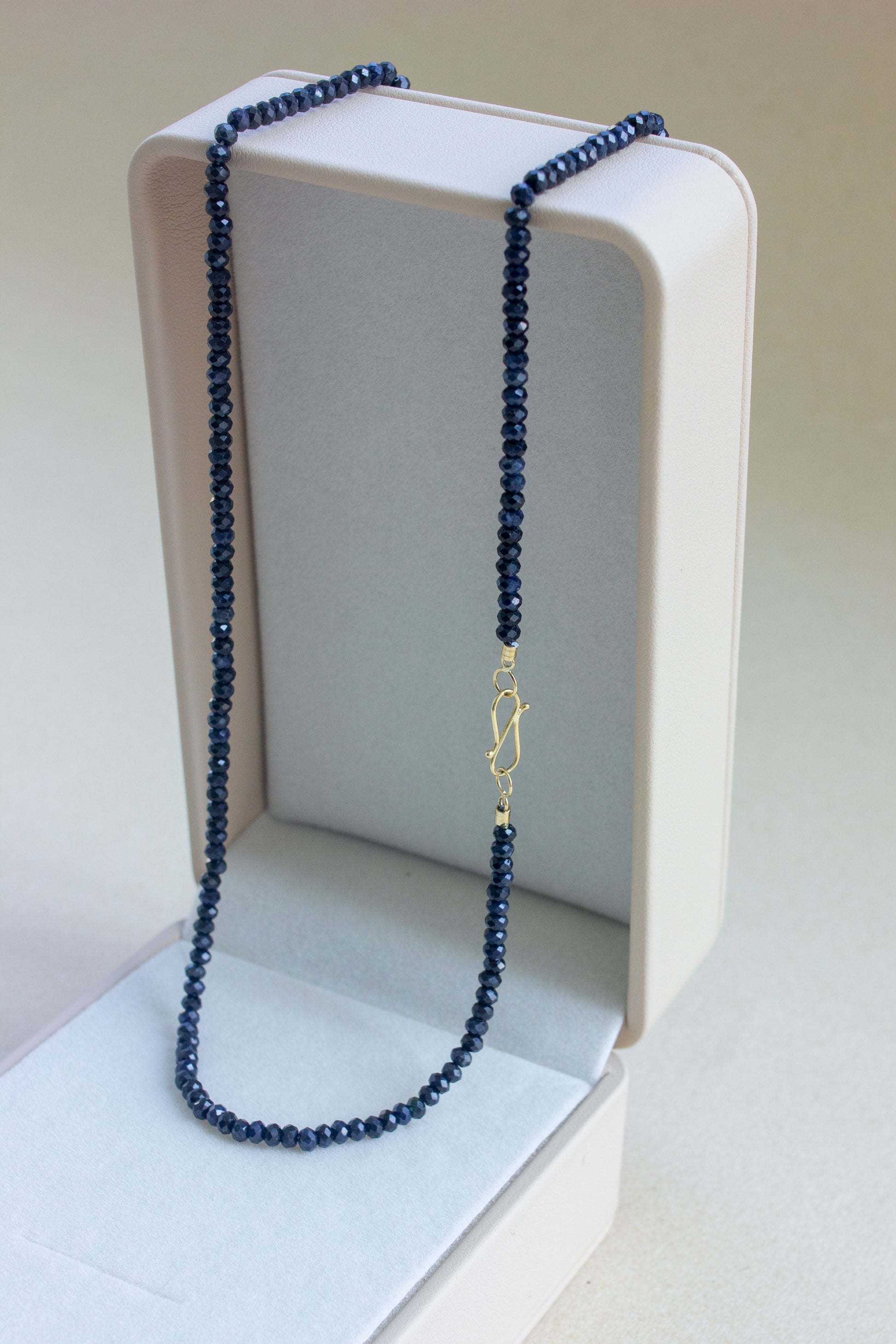 Colar em Safiras fecho infinito | ouro 18k