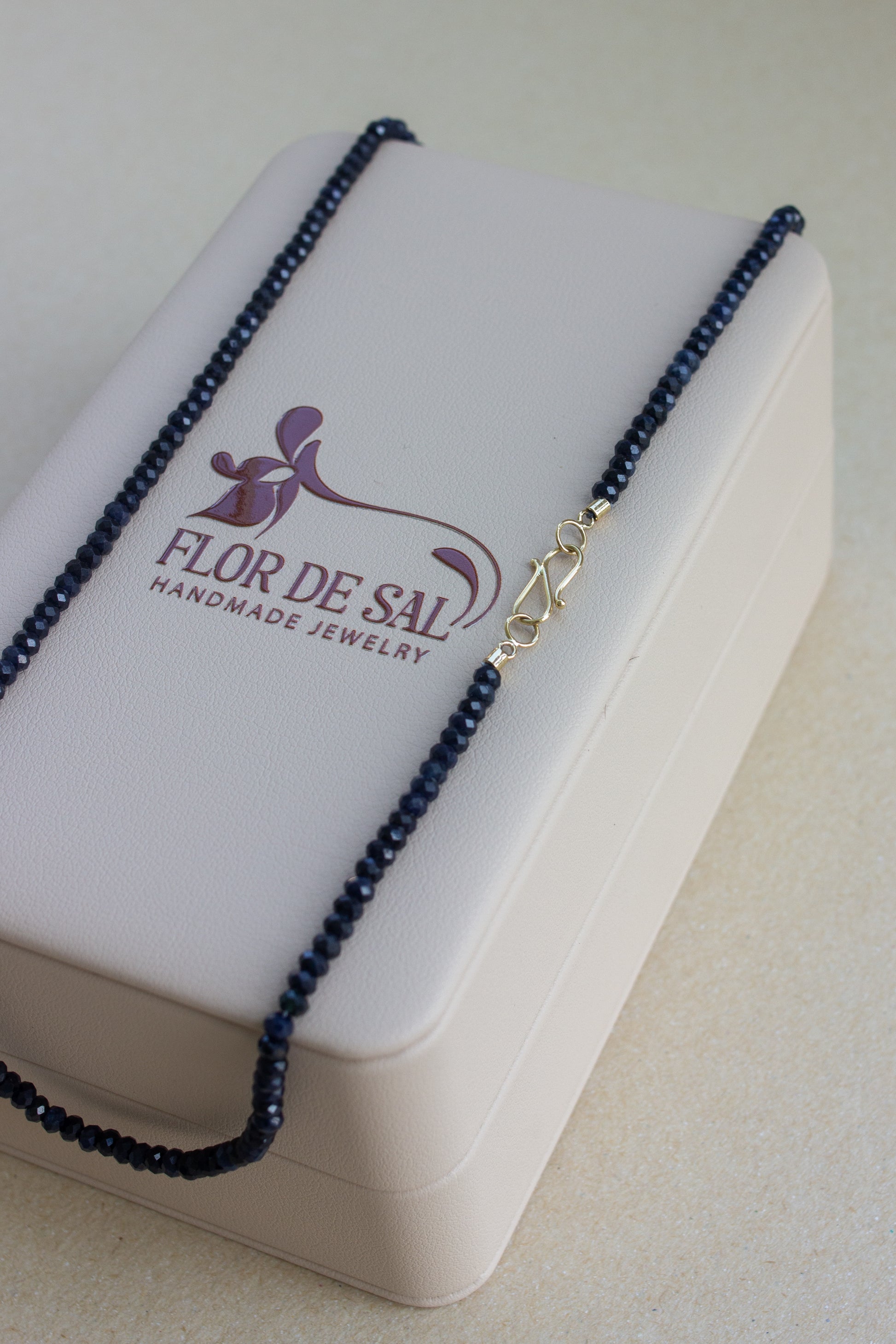 Colar em Safiras fecho infinito | ouro 18k