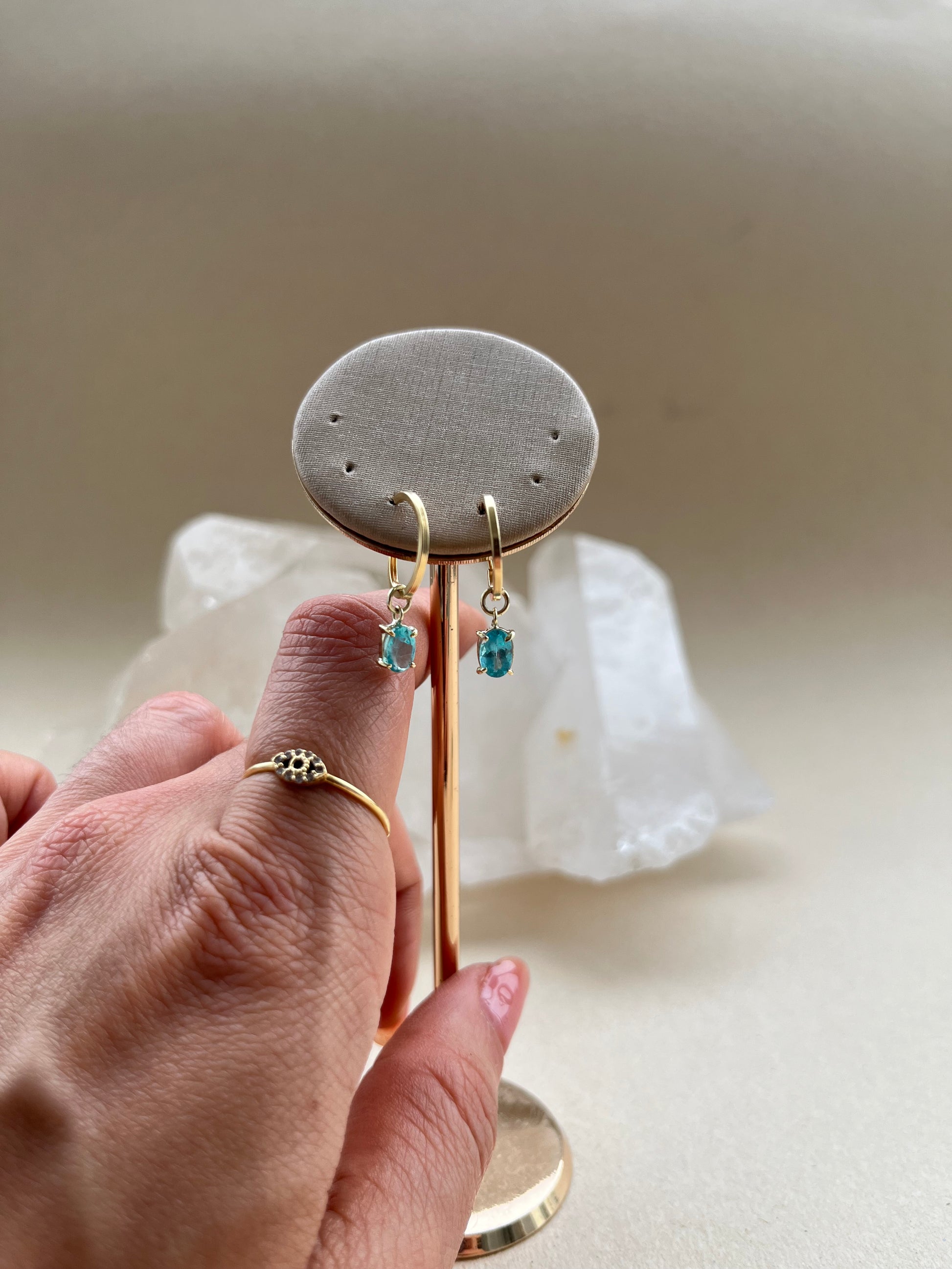 Argola Apatita | Linha Ouro 18k