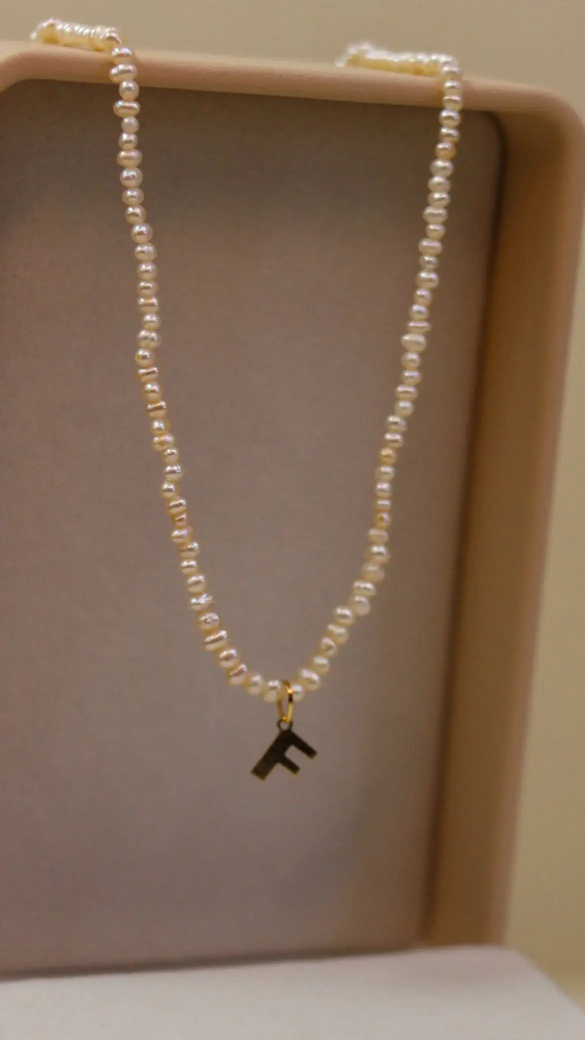 Colar mini pérolas linha ouro 18k