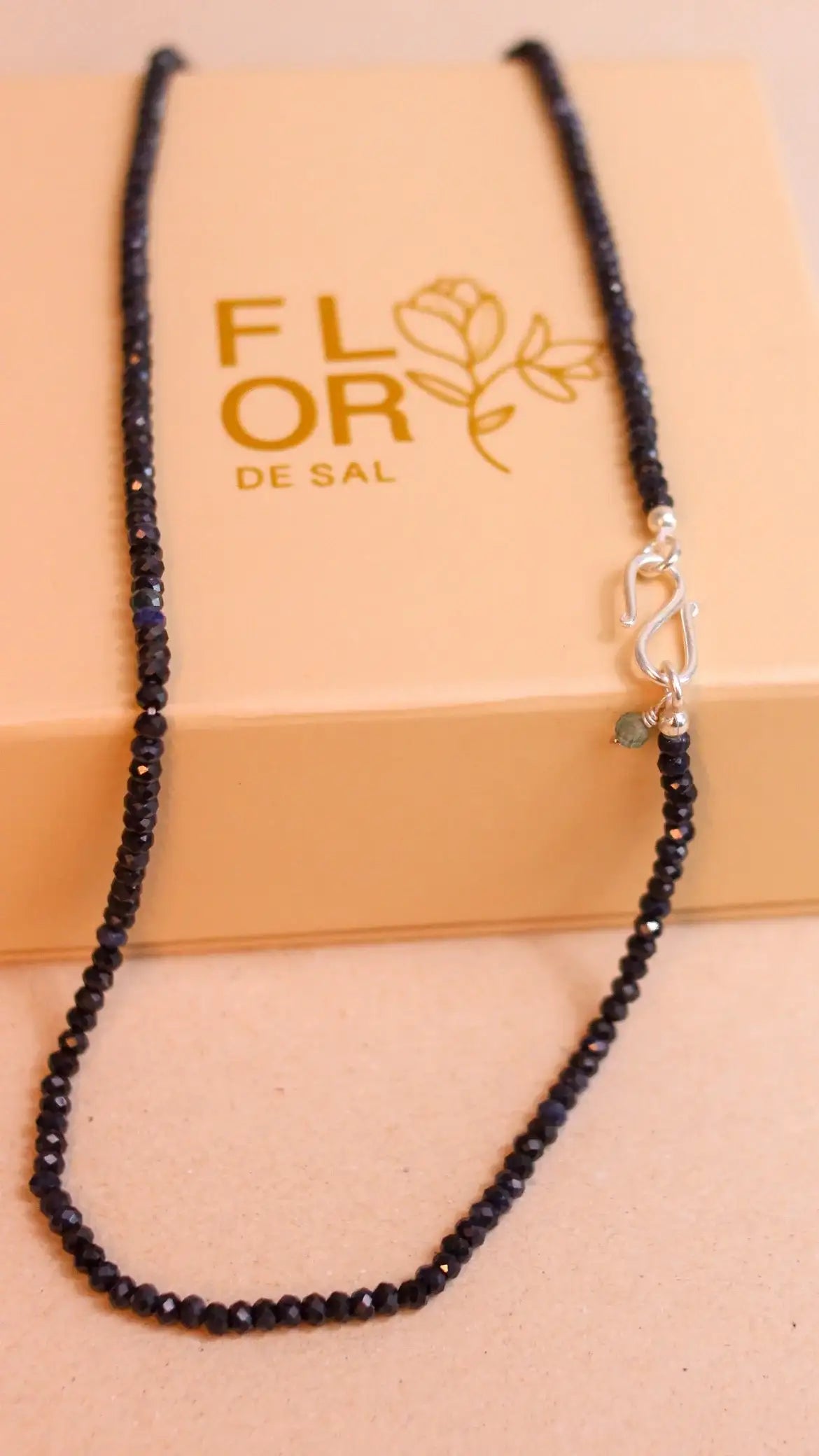 Colar Safira Azul acabamento Prata