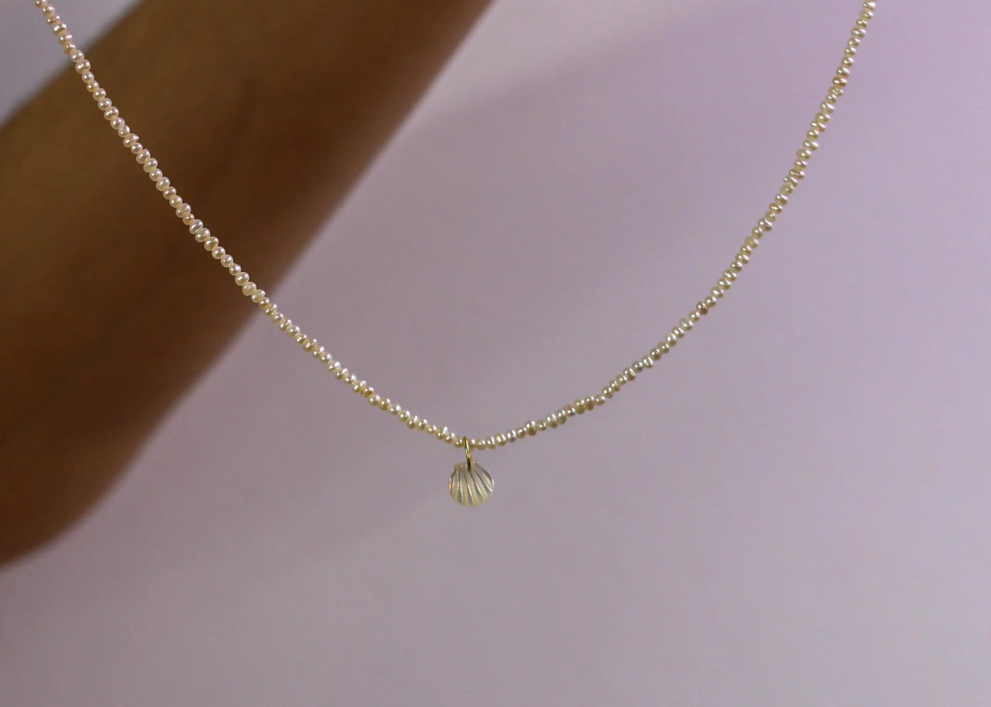 Colar mini pérolas linha ouro 18k