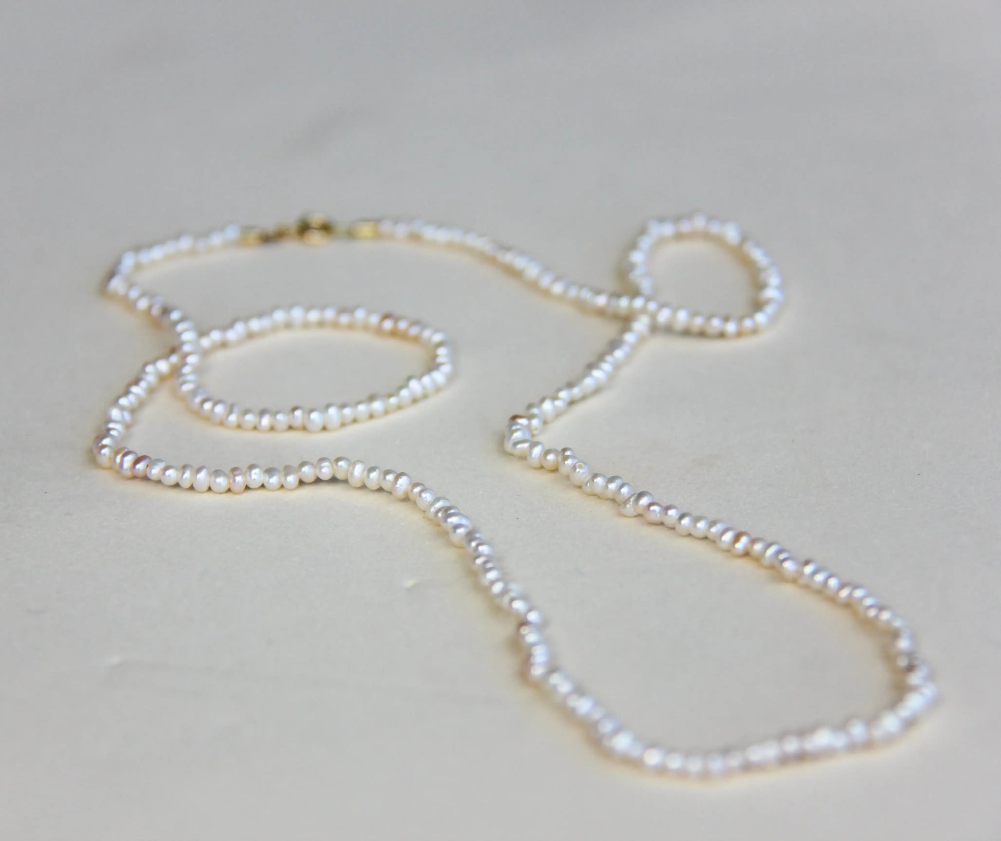 Colar mini pérolas linha ouro 18k