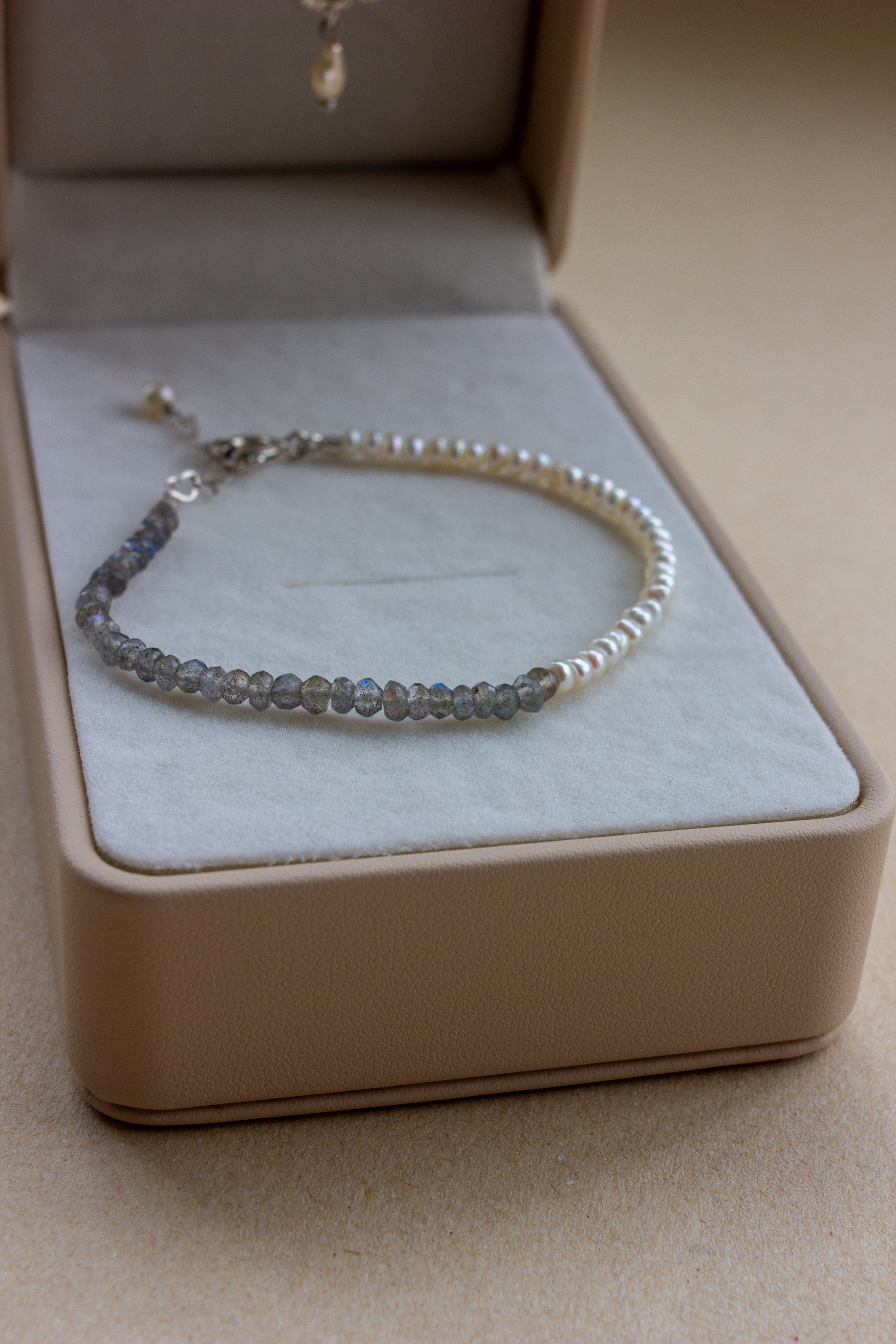 Pulseira Alba | Labradoritas & Pérolas