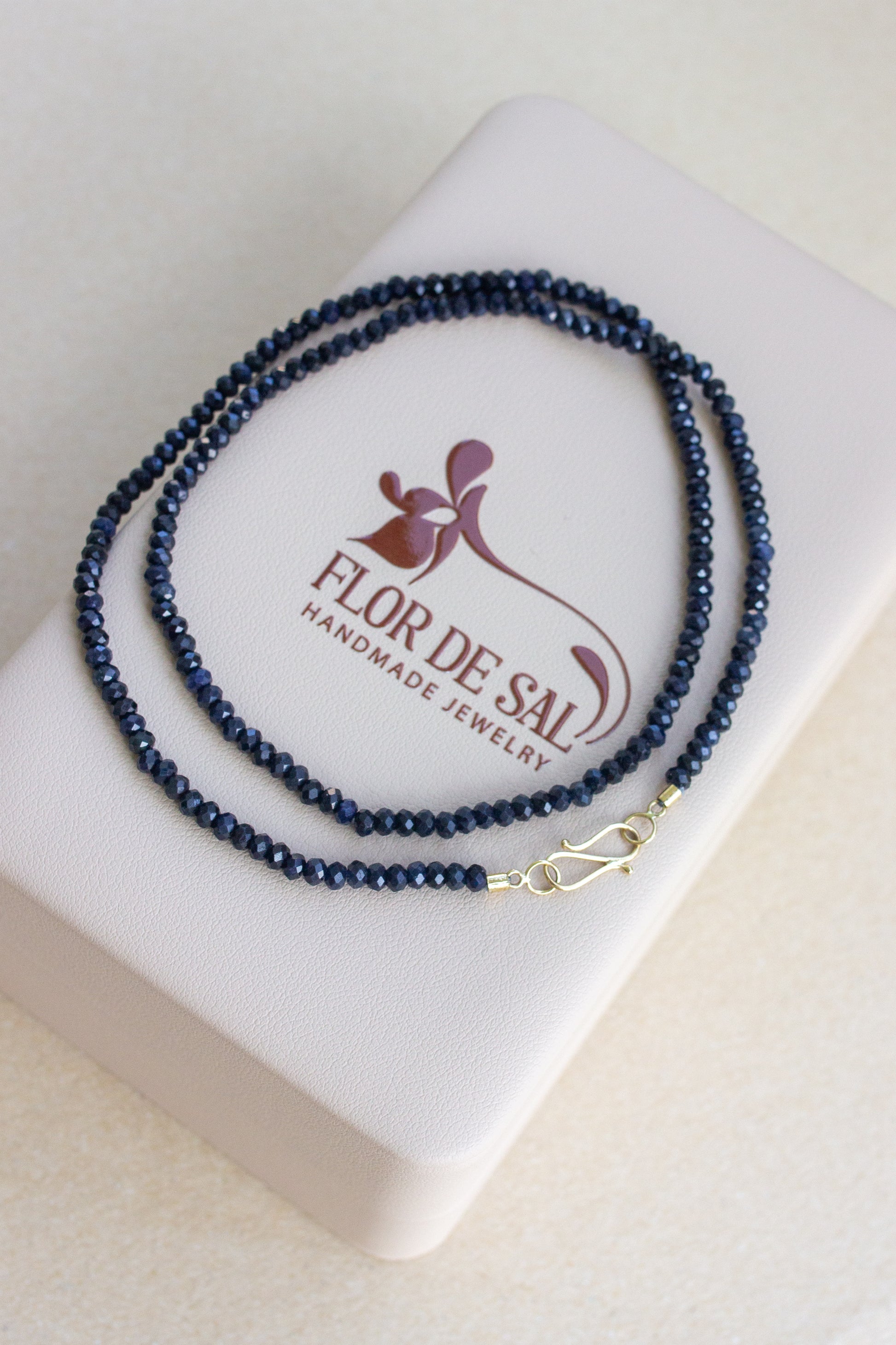 Colar em Safiras fecho infinito | ouro 18k