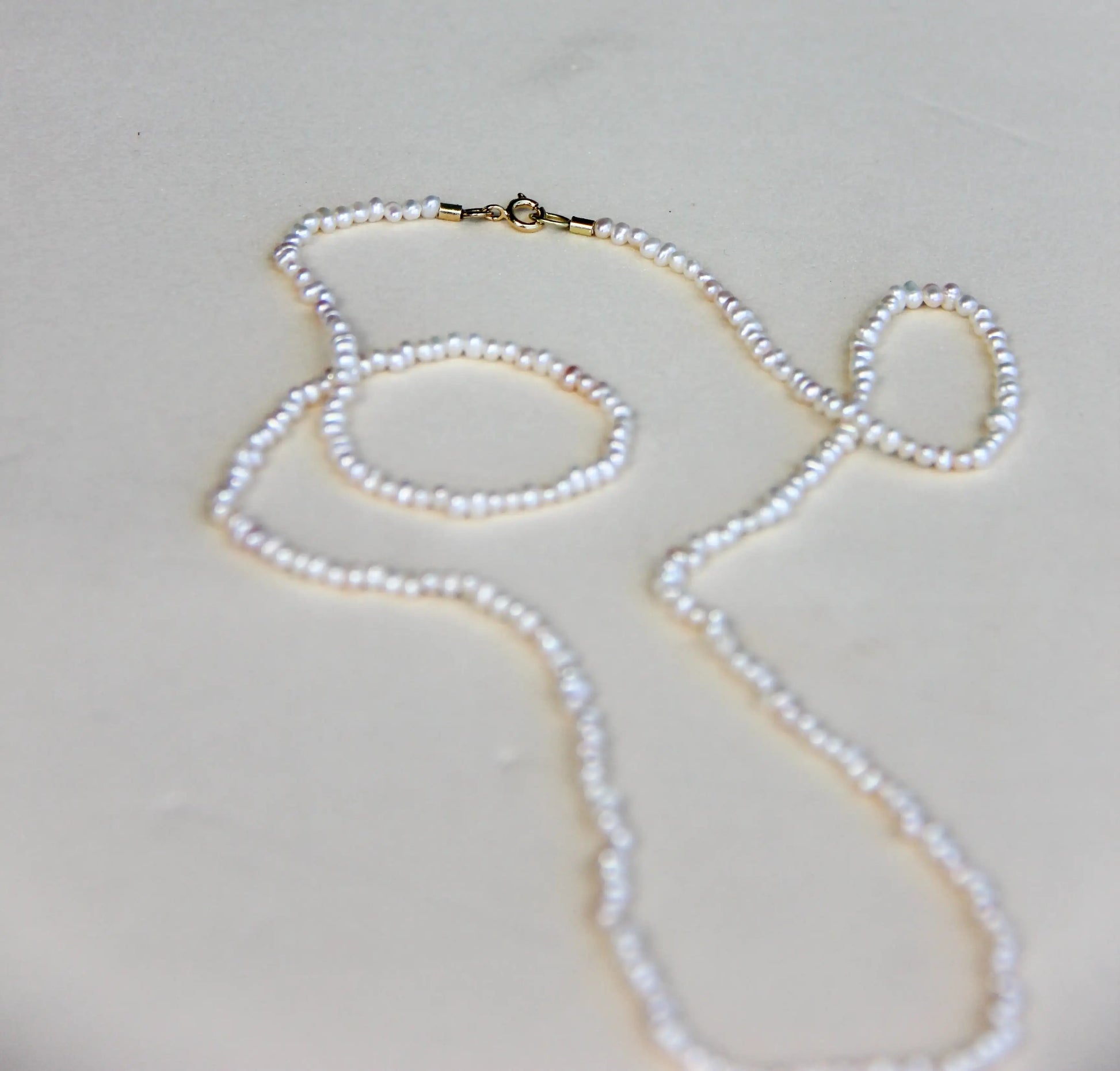 Colar mini pérolas linha ouro 18k