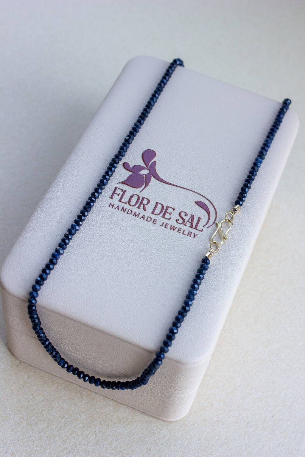 Colar em Safiras fecho infinito | ouro 18k