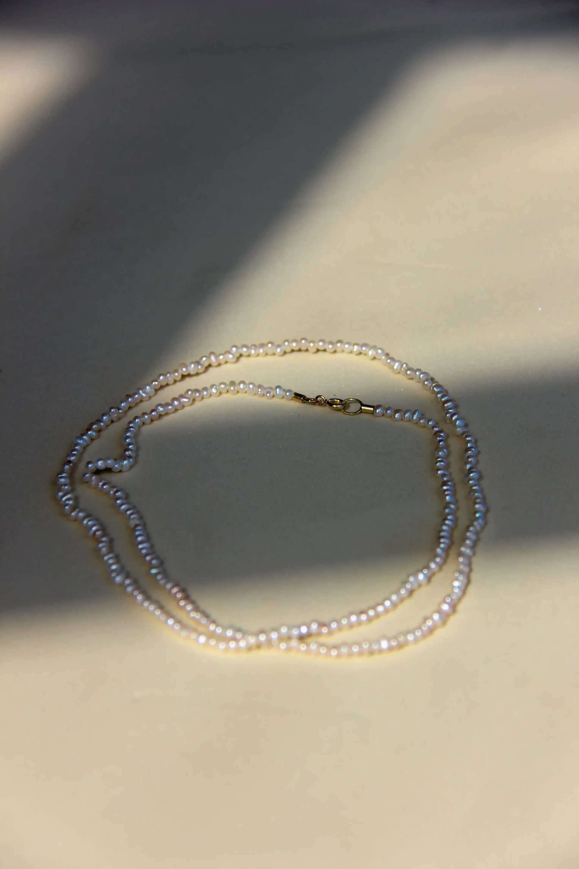 Colar mini pérolas linha ouro 18k