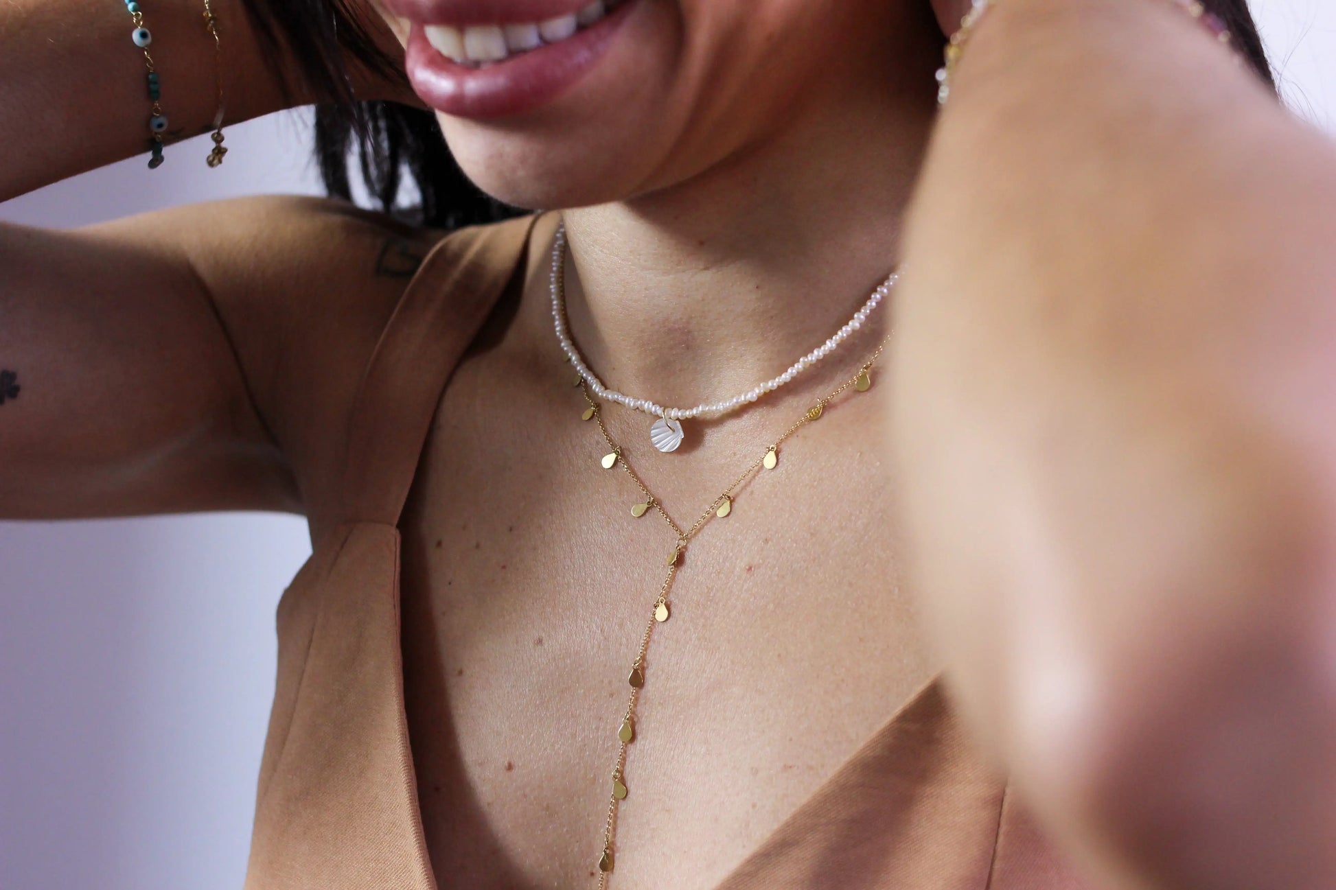 Colar mini pérolas linha ouro 18k
