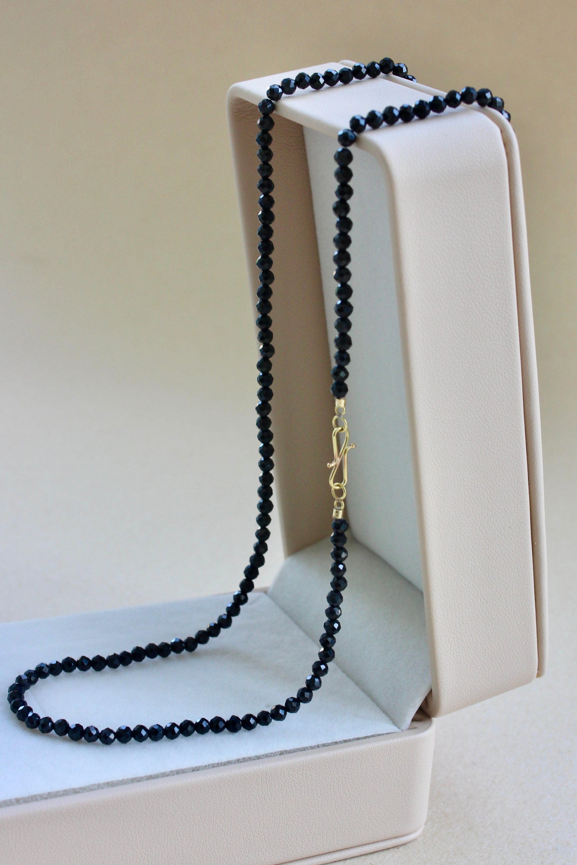 Colar Espinélio Negro | Ouro 18k