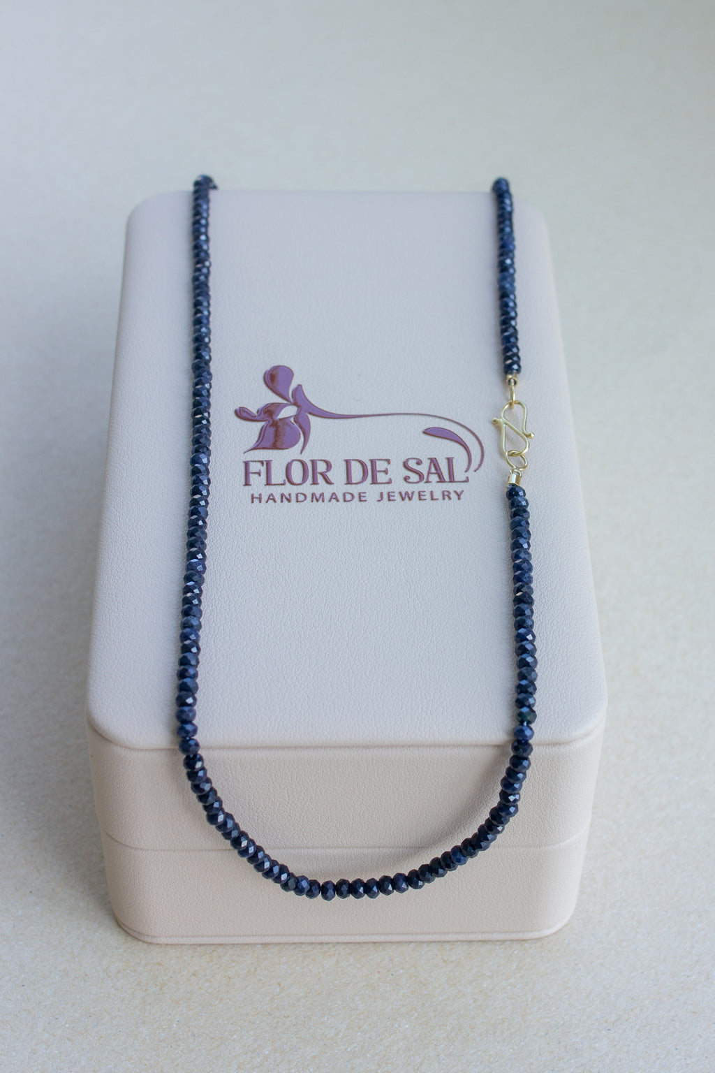 Colar em Safiras fecho infinito | ouro 18k