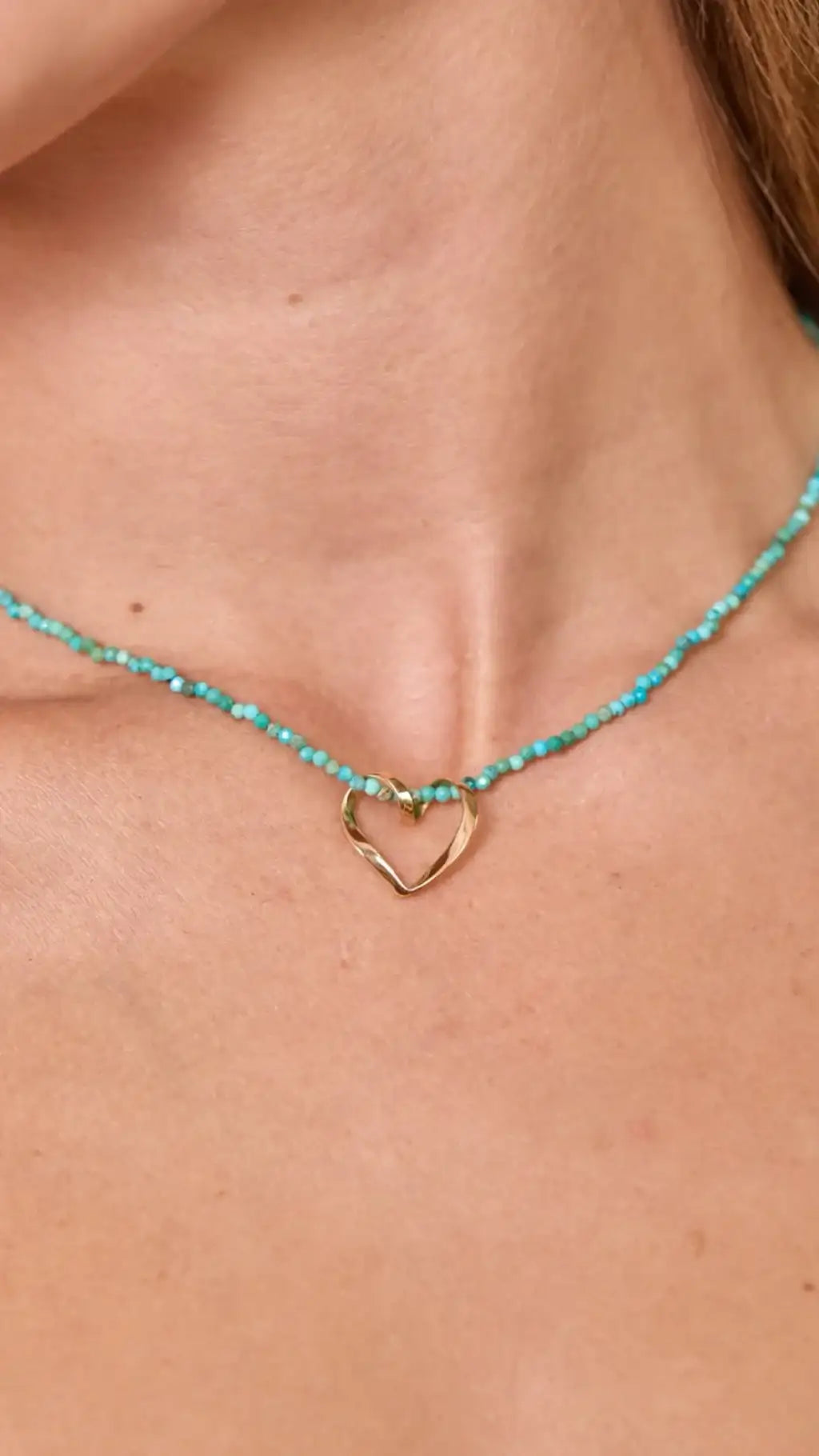 Colar em Turquesa acabamento em ouro 18k