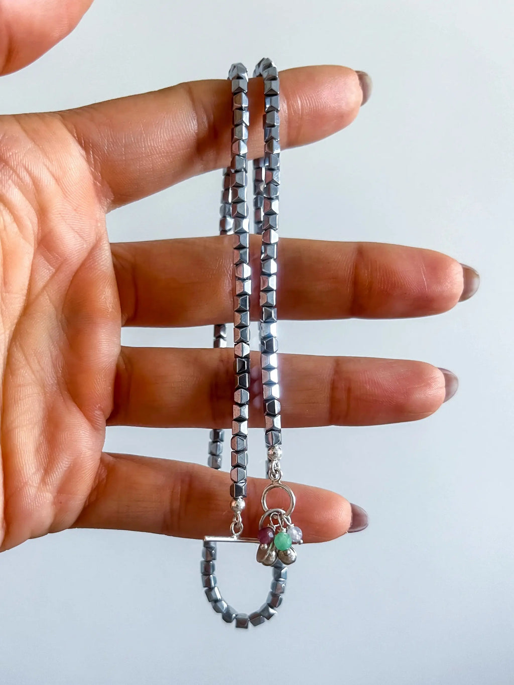 Colar Escudo em Hematitas