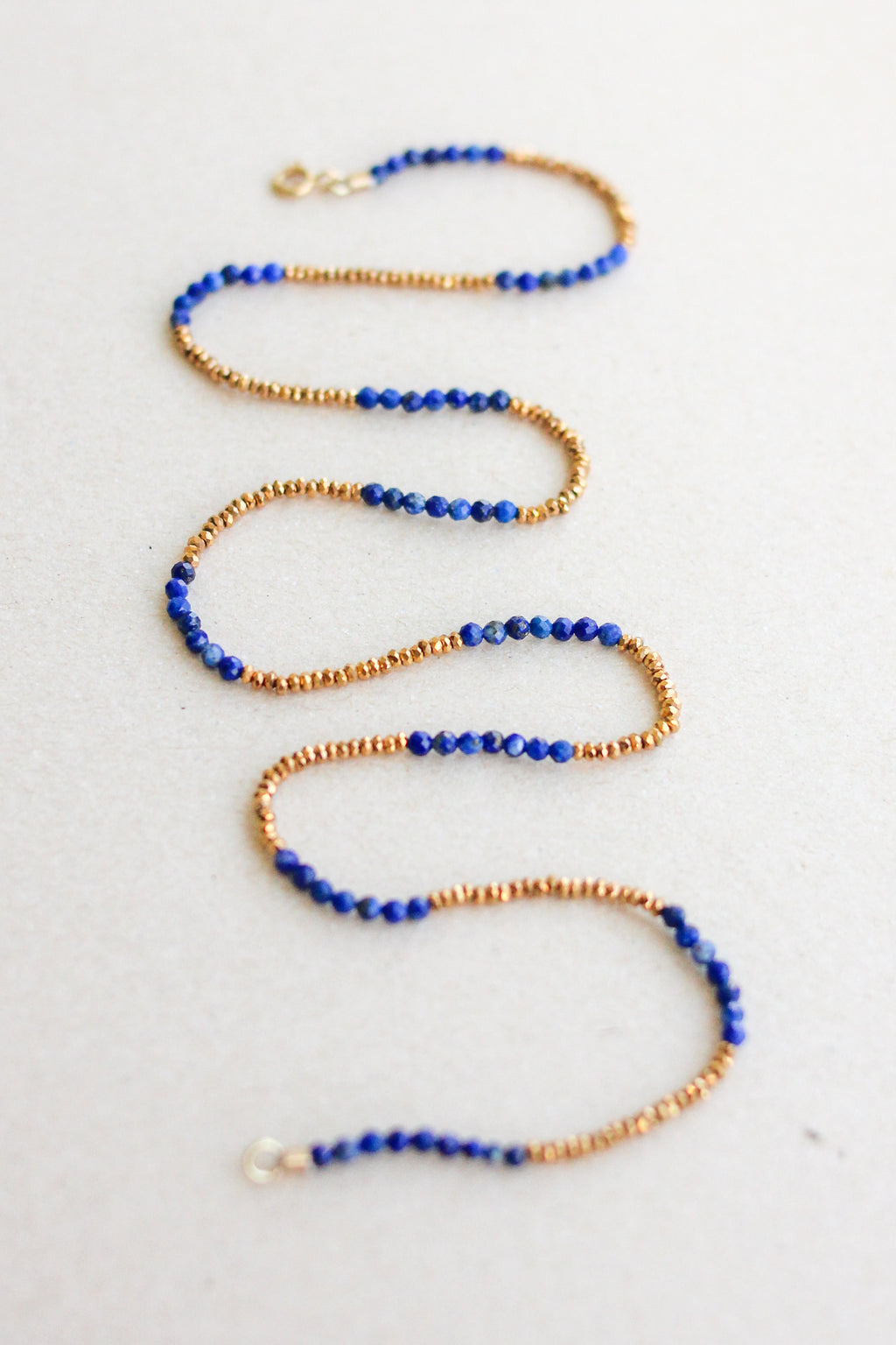 Colar Sodalita + Hematitas | linha ouro 18k