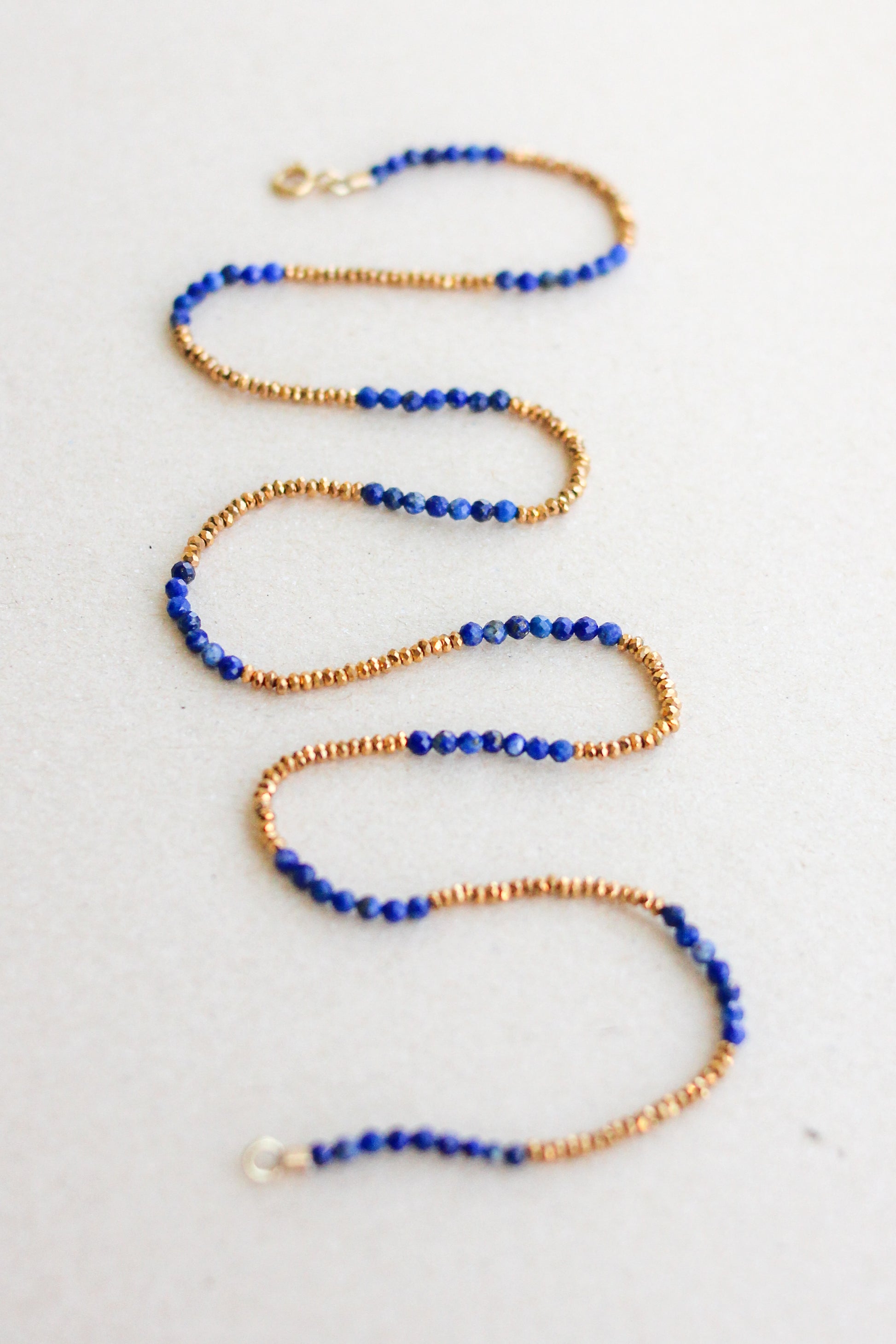 Colar Sodalita + Hematitas | linha ouro 18k
