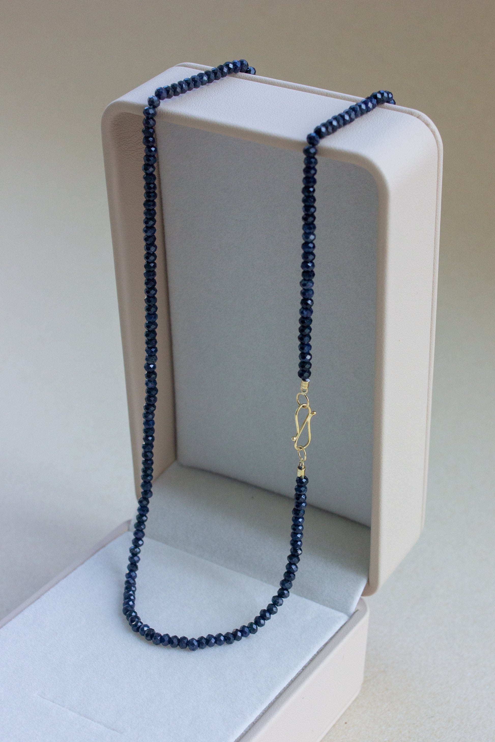 Colar em Safiras fecho infinito | ouro 18k