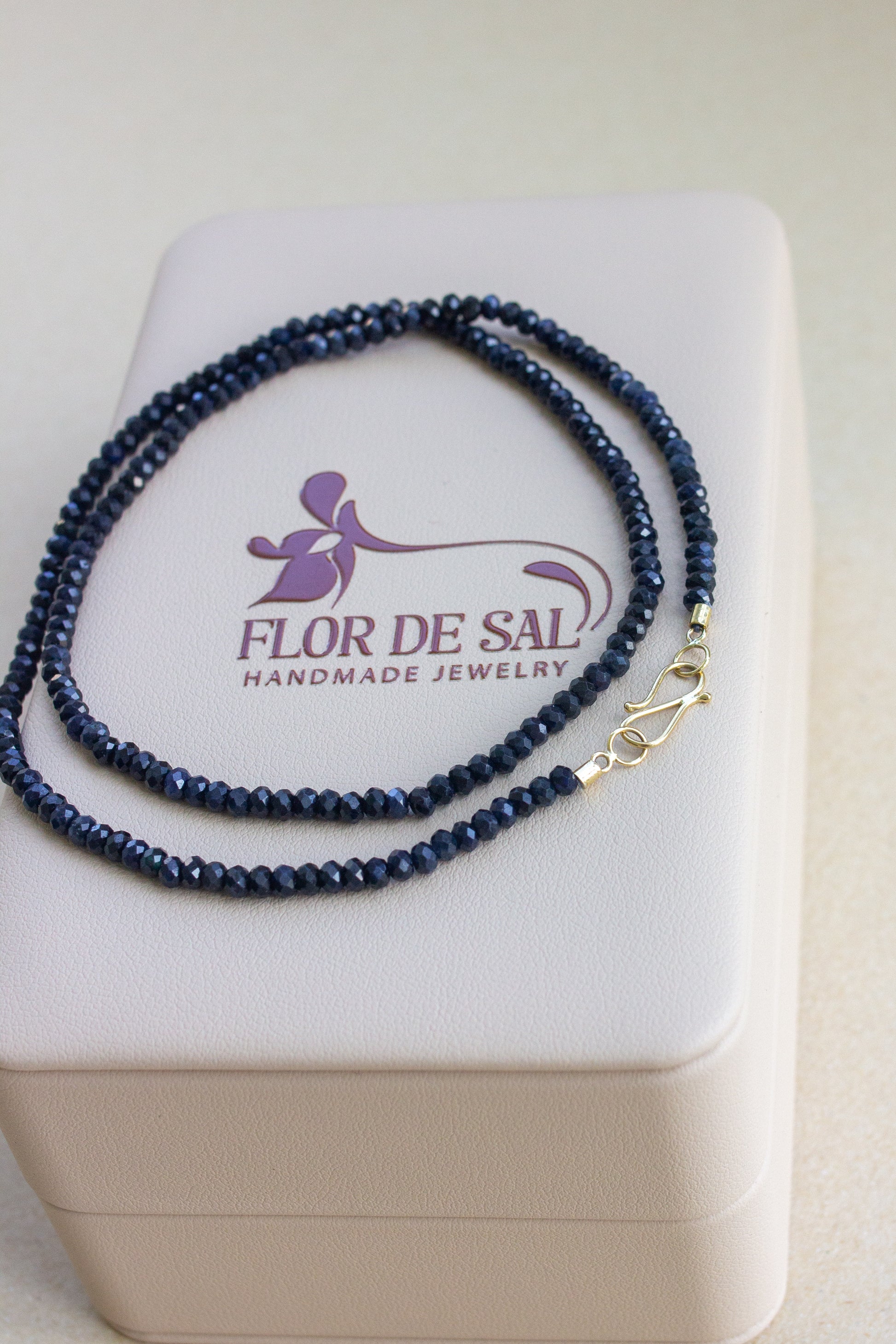 Colar em Safiras fecho infinito | ouro 18k