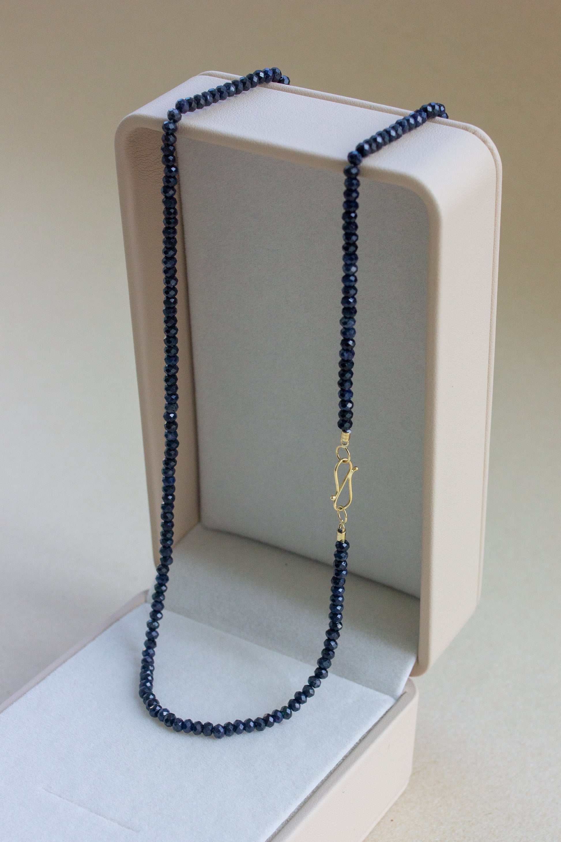 Colar em Safiras fecho infinito | ouro 18k