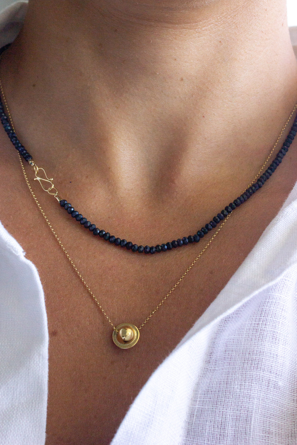 Colar em Safiras fecho infinito | ouro 18k