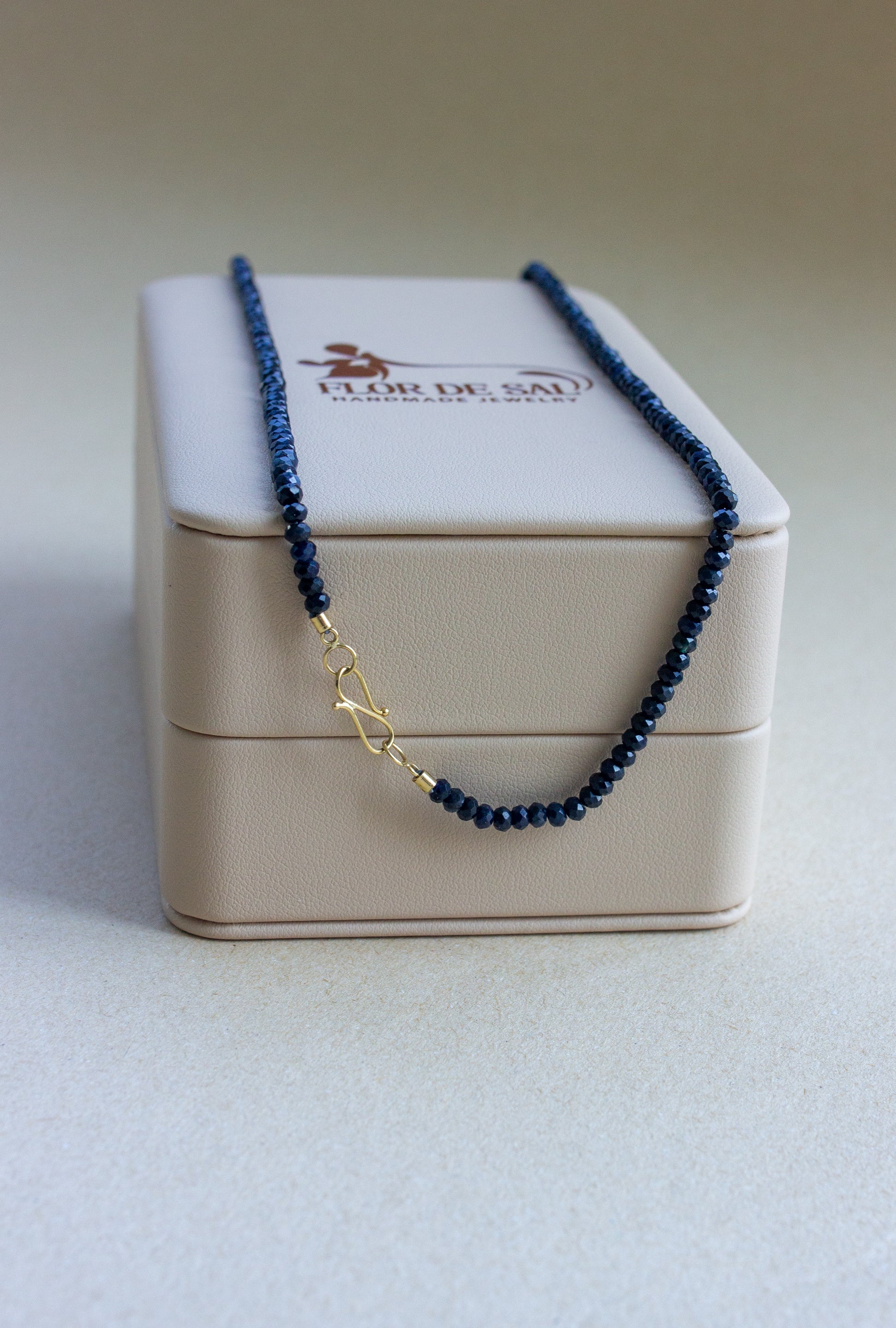 Colar em Safiras fecho infinito | ouro 18k