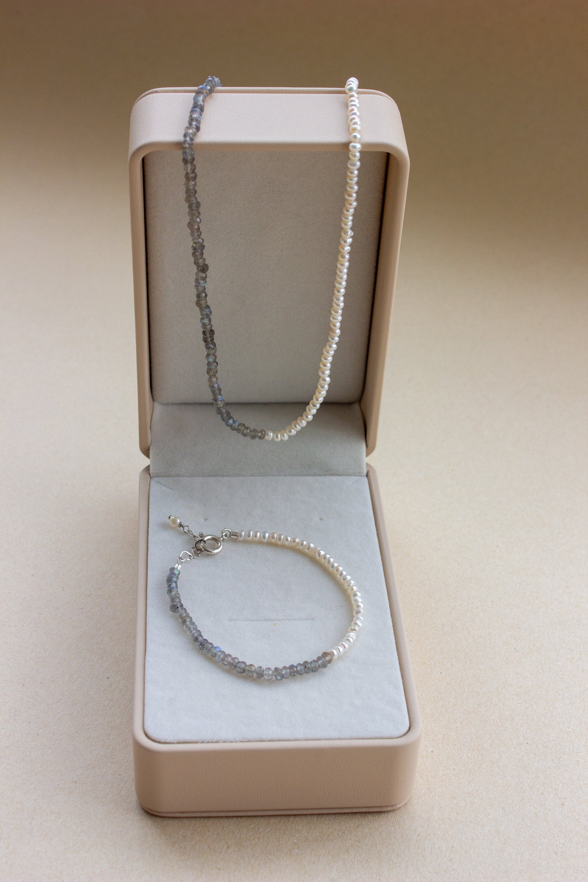 Pulseira Alba | Labradoritas & Pérolas