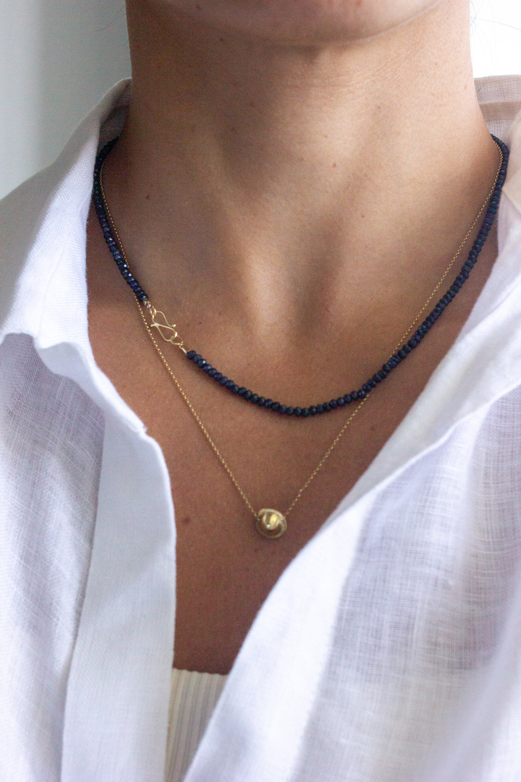 Colar em Safiras fecho infinito | ouro 18k