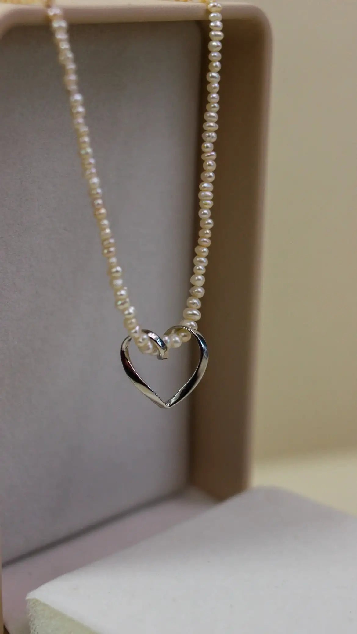 Colar mini pérolas linha ouro 18k