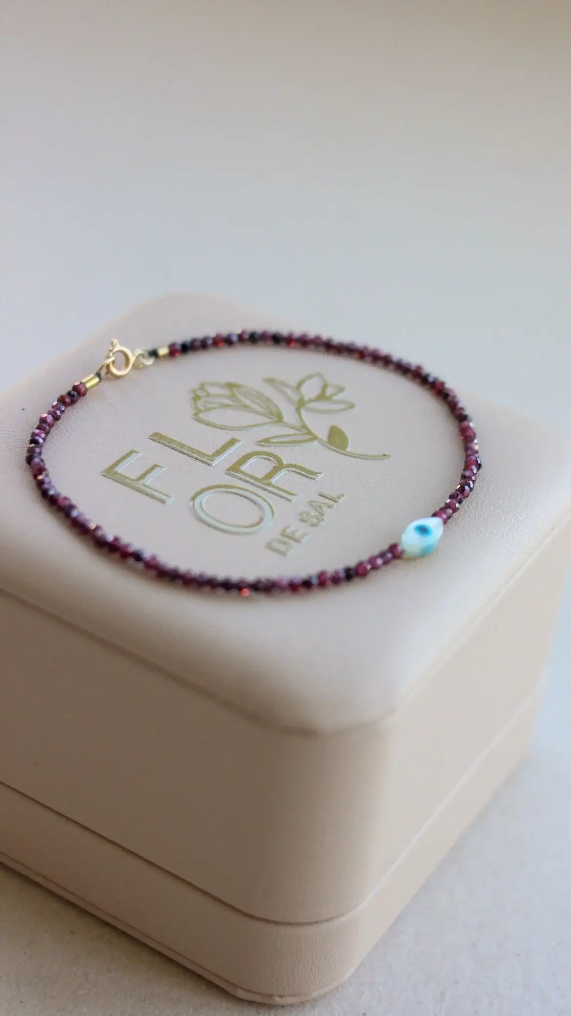 Pulseira Granada delicada em ouro 18k