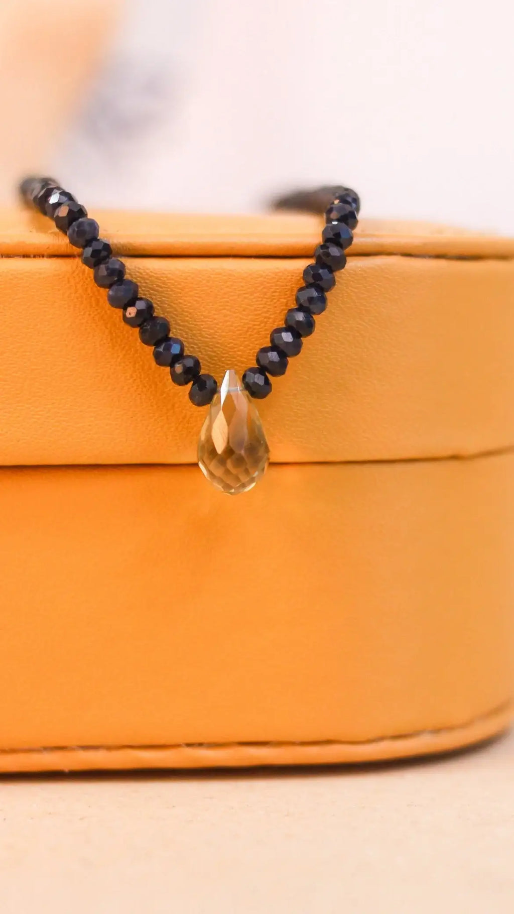 Colar em Safiras com Gota facetada | ouro 18k