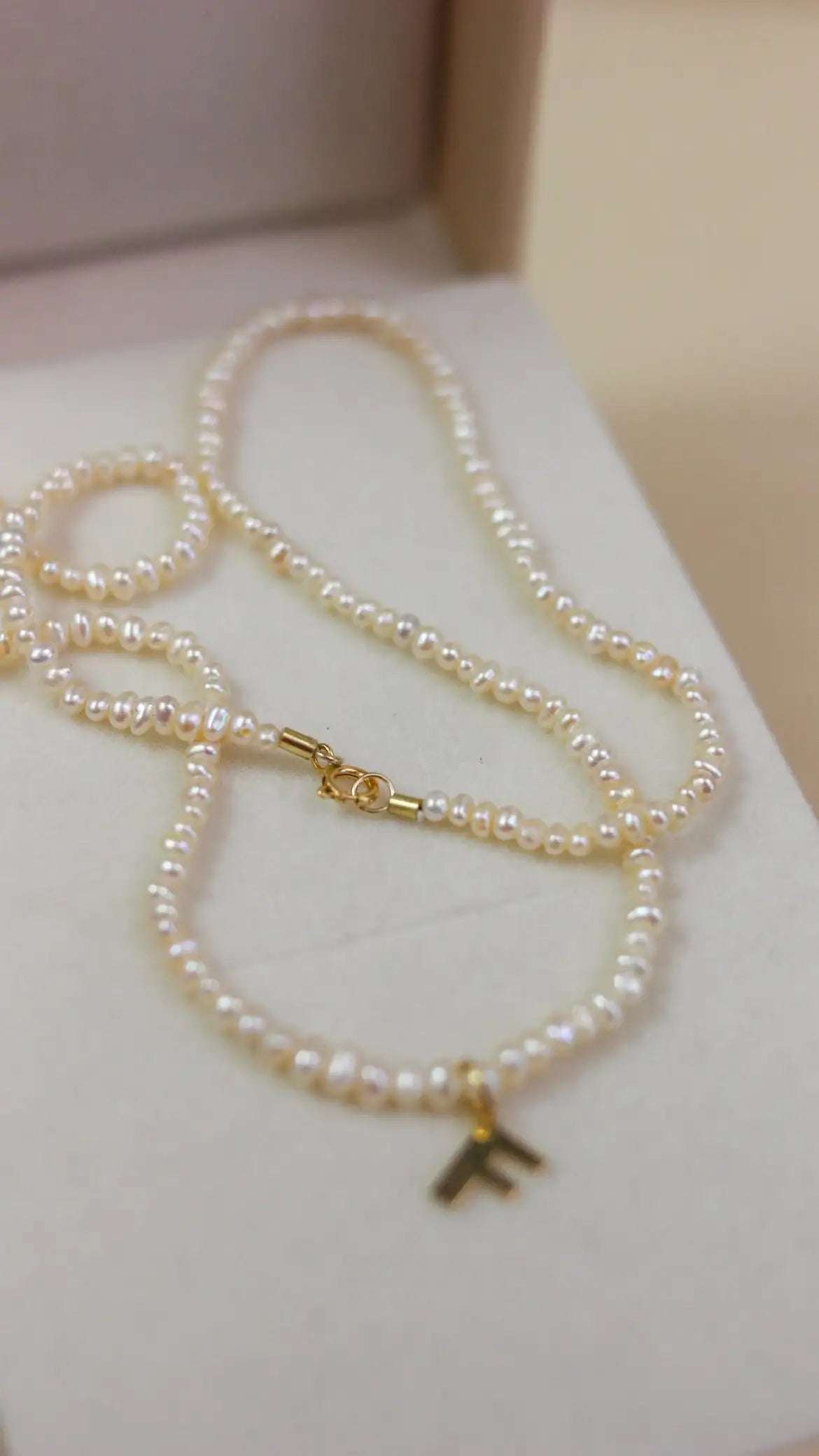 Colar mini pérolas linha ouro 18k