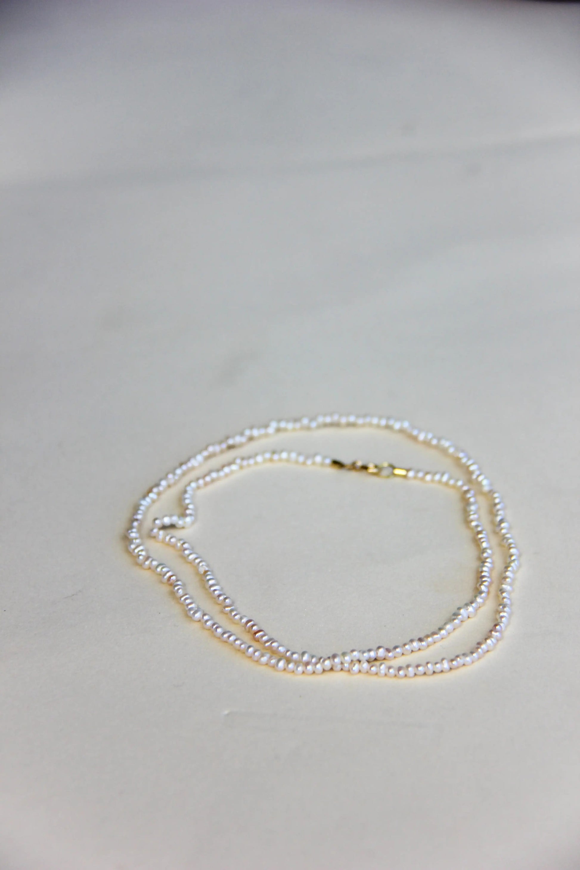 Colar mini pérolas linha ouro 18k