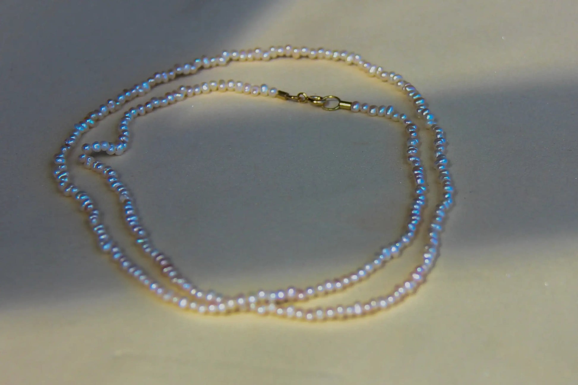 Colar mini pérolas linha ouro 18k