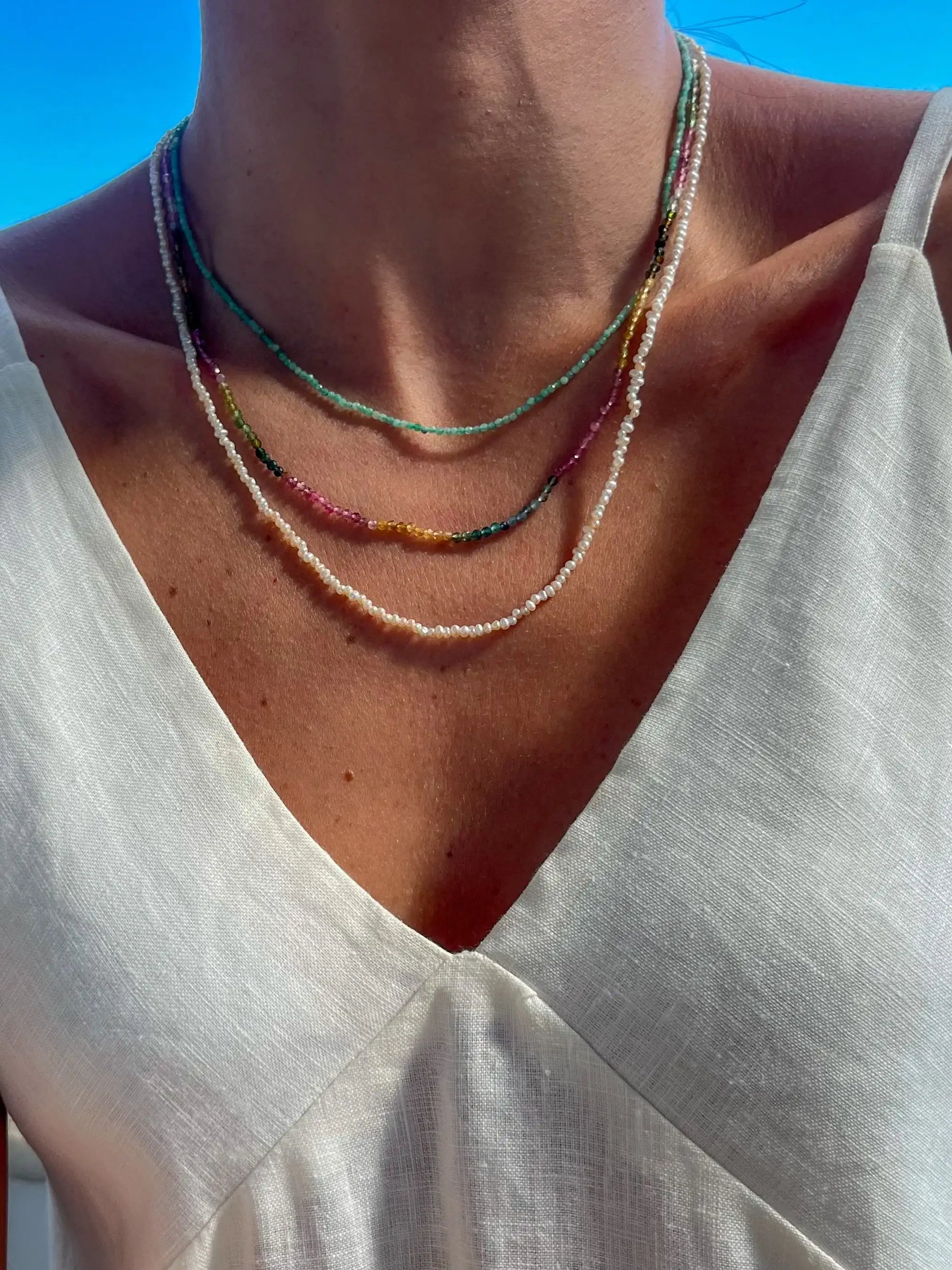 Colar mini pérolas linha ouro 18k