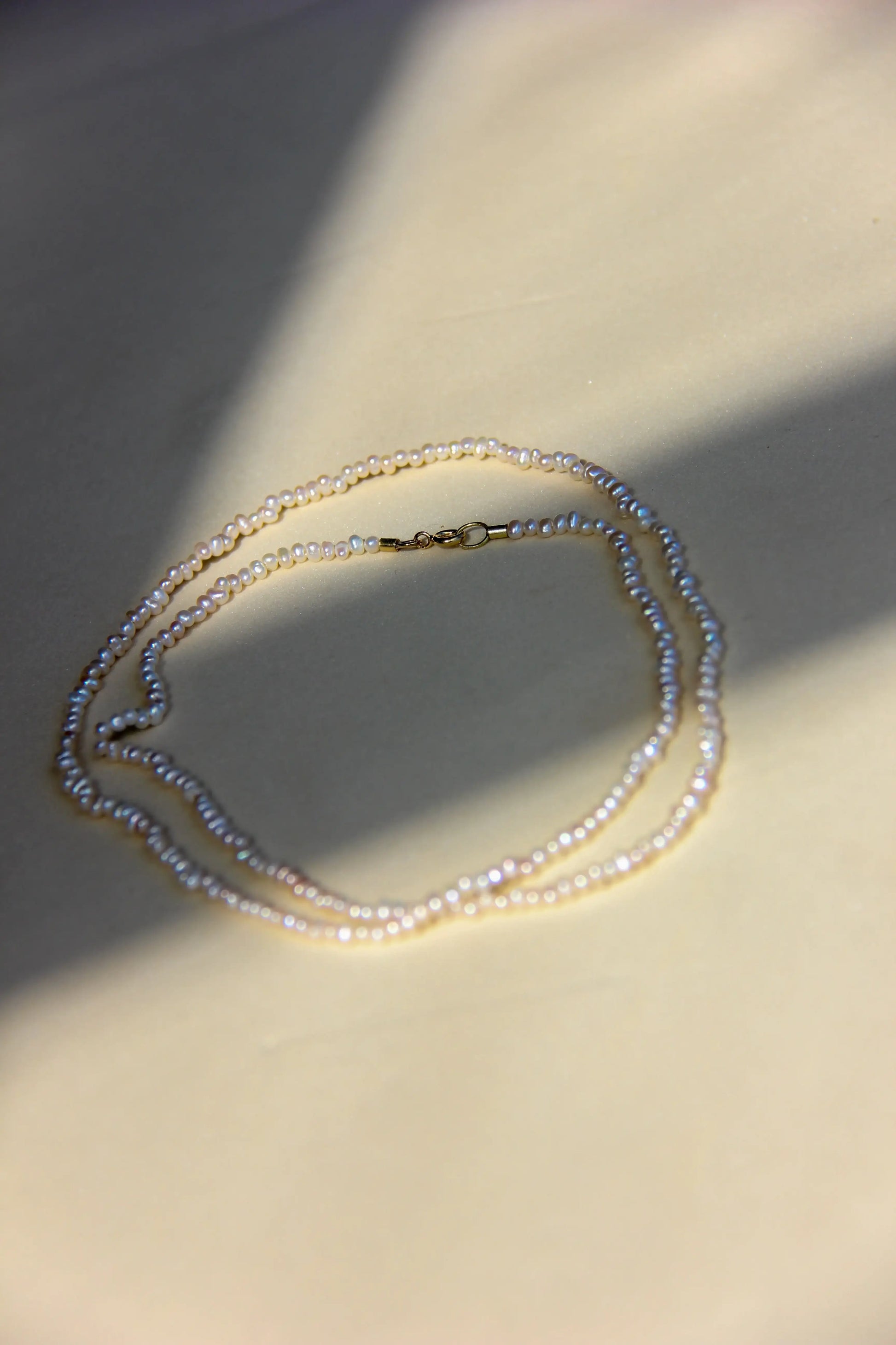 Colar mini pérolas linha ouro 18k
