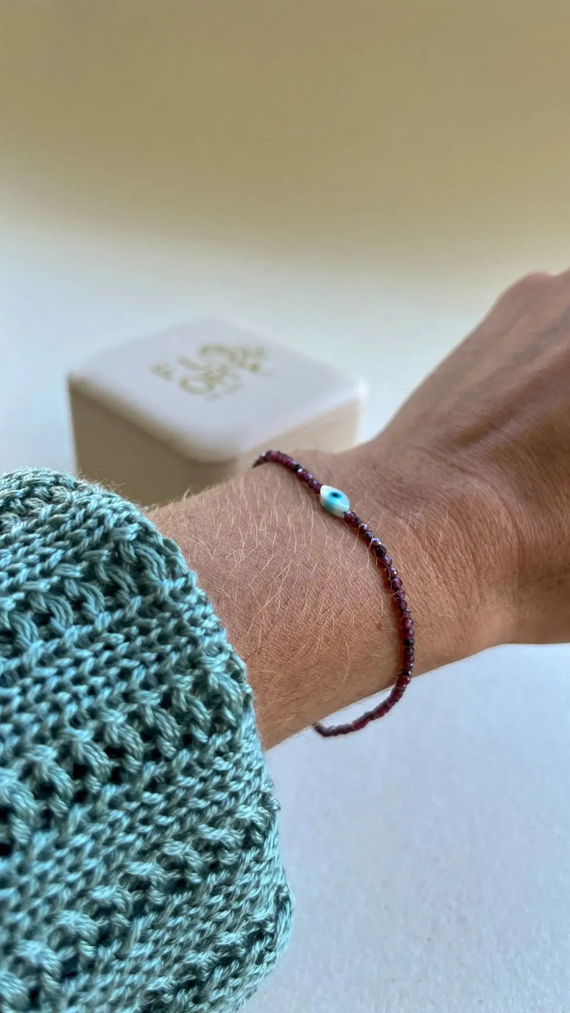 Pulseira Granada delicada em ouro 18k