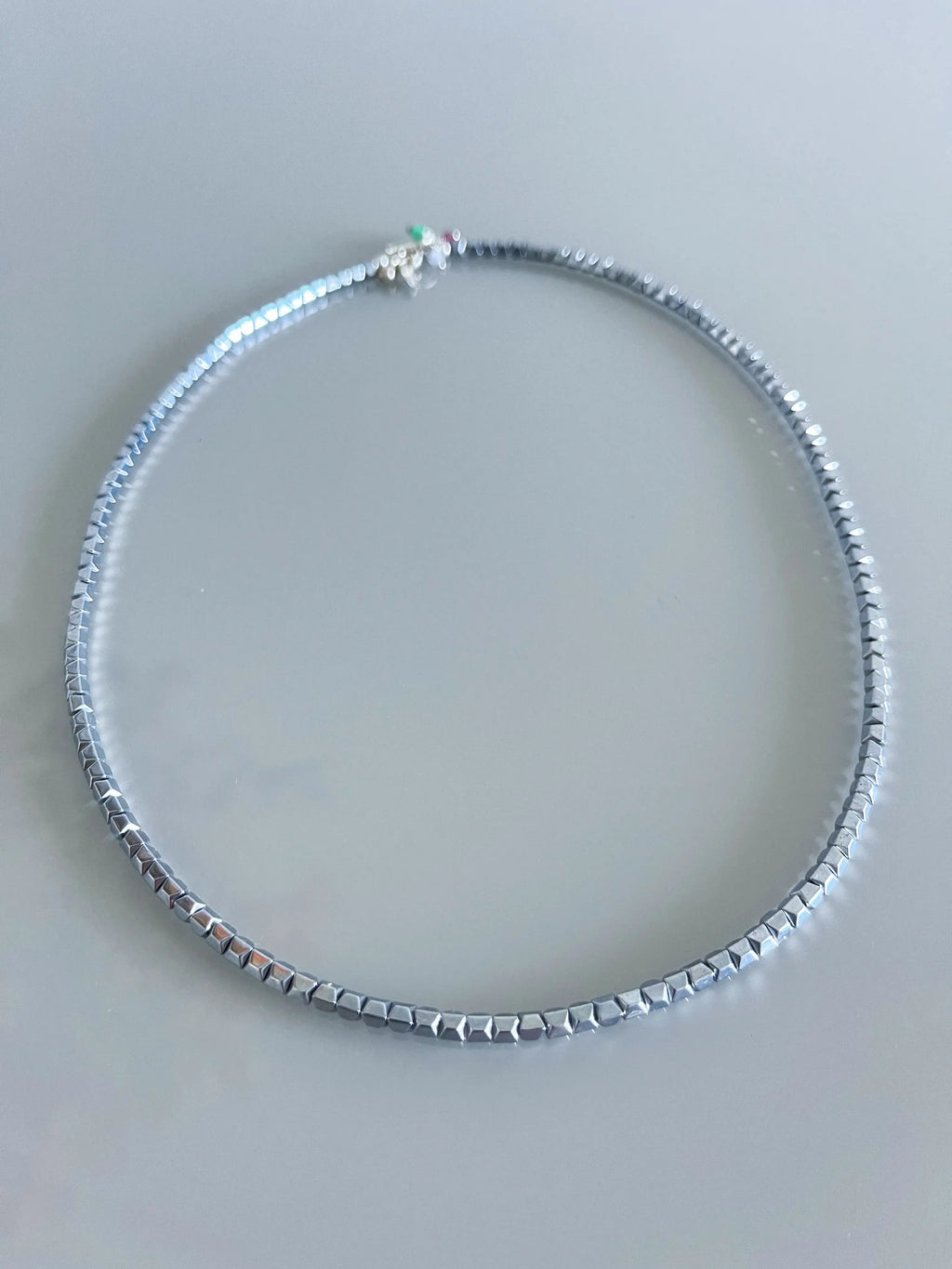 Colar Escudo em Hematitas