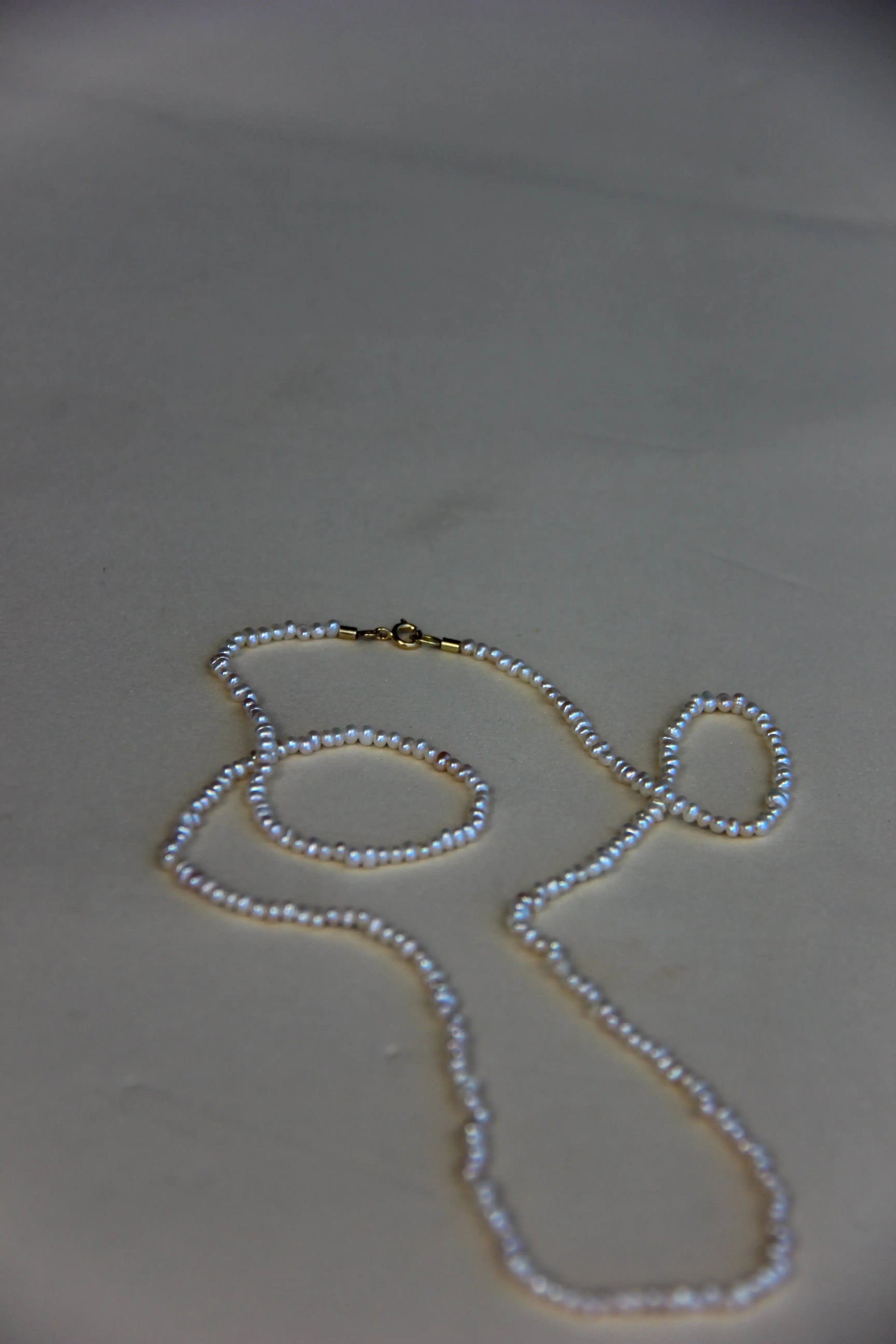 Colar mini pérolas linha ouro 18k